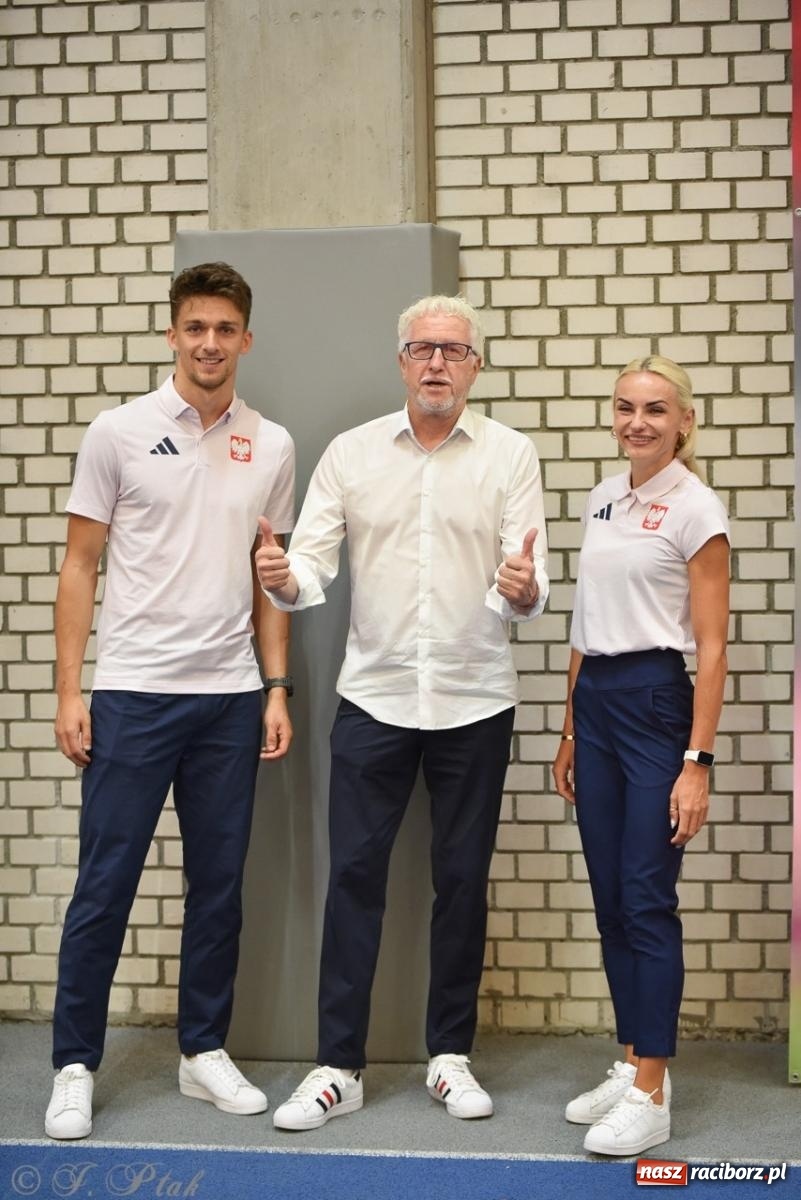 Zdjęcie w galerii na portalu naszraciborz.pl: W ZSOMS pożegnano raciborskich olimpijczyków. Mocno trzymamy kciuki! wiadomości z regionu