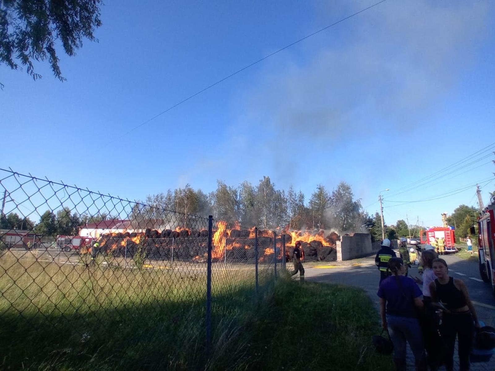 Zdjęcie w galerii na portalu naszraciborz.pl: Ogromny pożar przy Dworcowej w Krzyżanowicach [FOTO i WIDEO] wiadomości z regionu