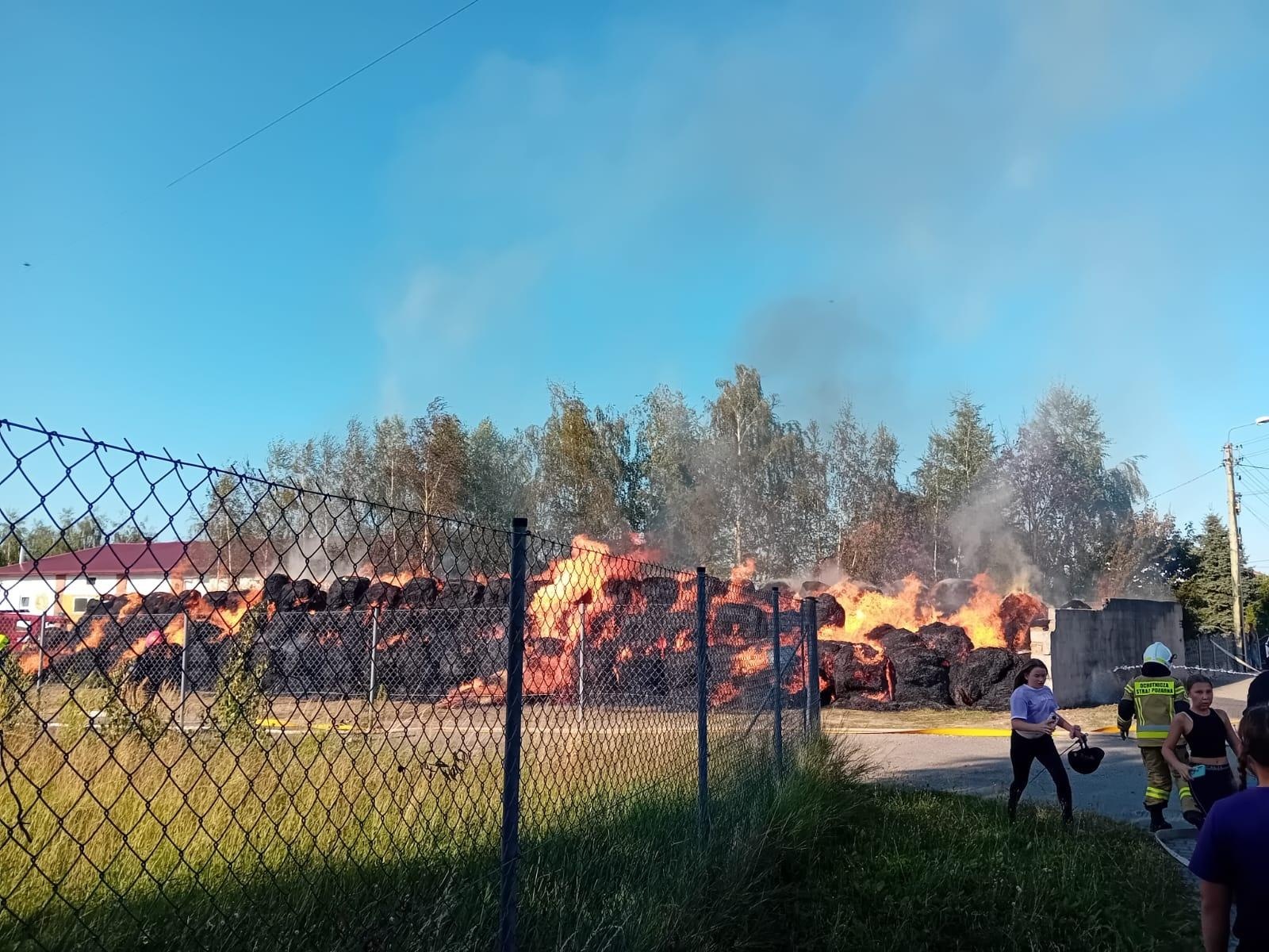 Zdjęcie w galerii na portalu naszraciborz.pl: Ogromny pożar przy Dworcowej w Krzyżanowicach [FOTO i WIDEO] wiadomości z regionu