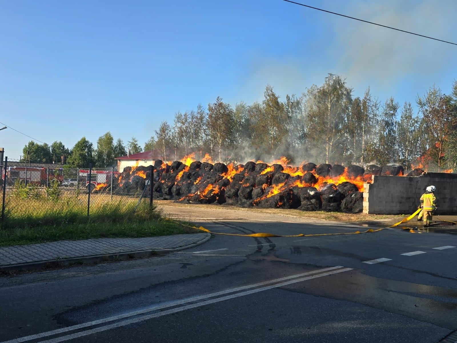 Zdjęcie w galerii na portalu naszraciborz.pl: Ogromny pożar przy Dworcowej w Krzyżanowicach [FOTO i WIDEO] wiadomości z regionu