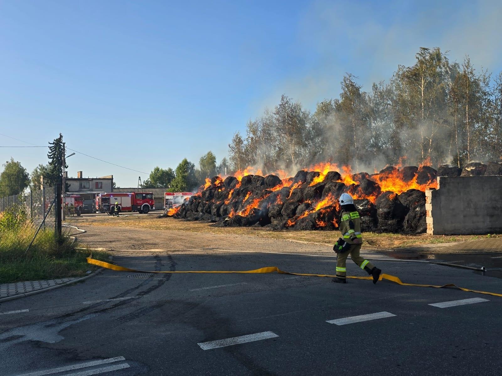 Zdjęcie w galerii na portalu naszraciborz.pl: Ogromny pożar przy Dworcowej w Krzyżanowicach [FOTO i WIDEO] wiadomości z regionu