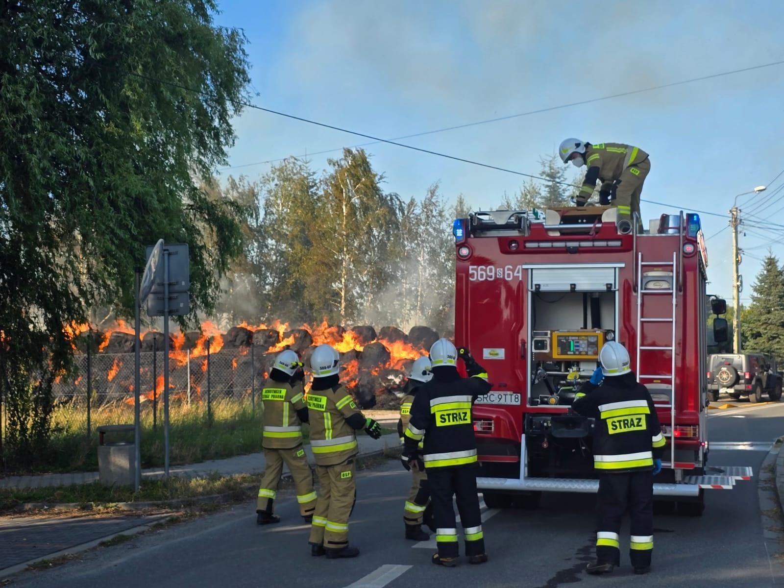 Zdjęcie w galerii na portalu naszraciborz.pl: Ogromny pożar przy Dworcowej w Krzyżanowicach [FOTO i WIDEO] wiadomości z regionu