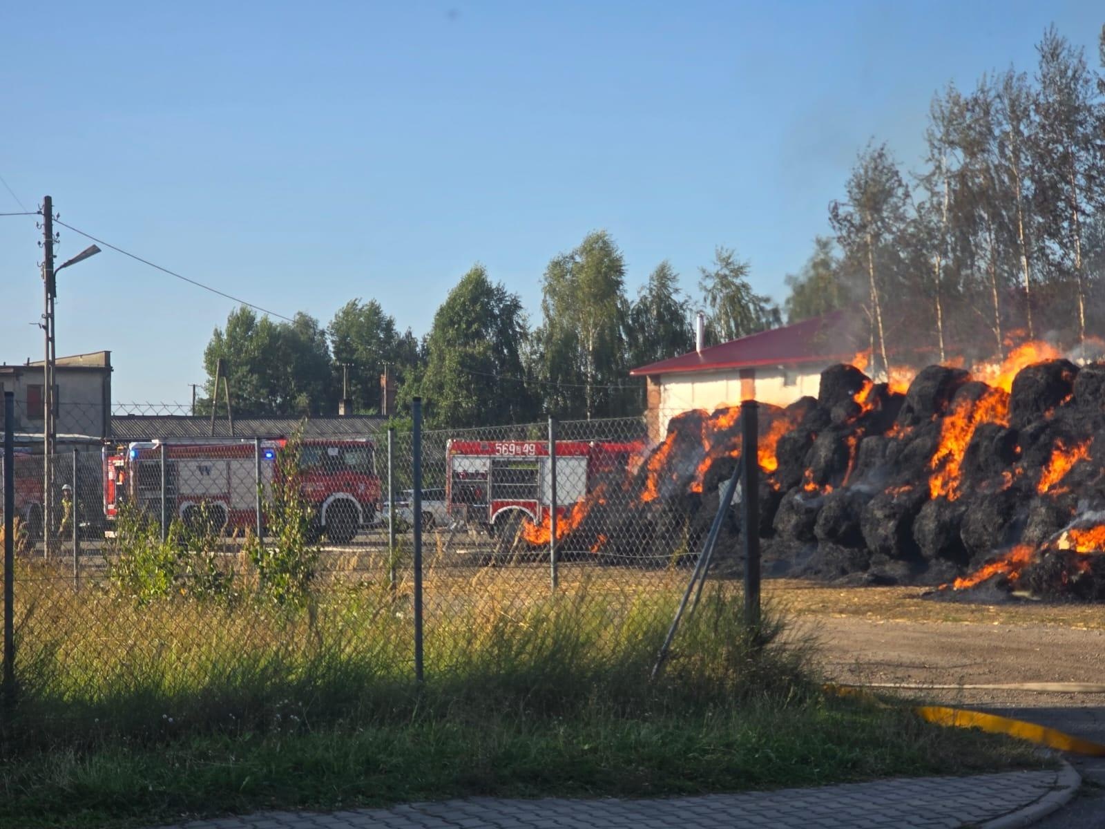 Zdjęcie w galerii na portalu naszraciborz.pl: Ogromny pożar przy Dworcowej w Krzyżanowicach [FOTO i WIDEO] wiadomości z regionu