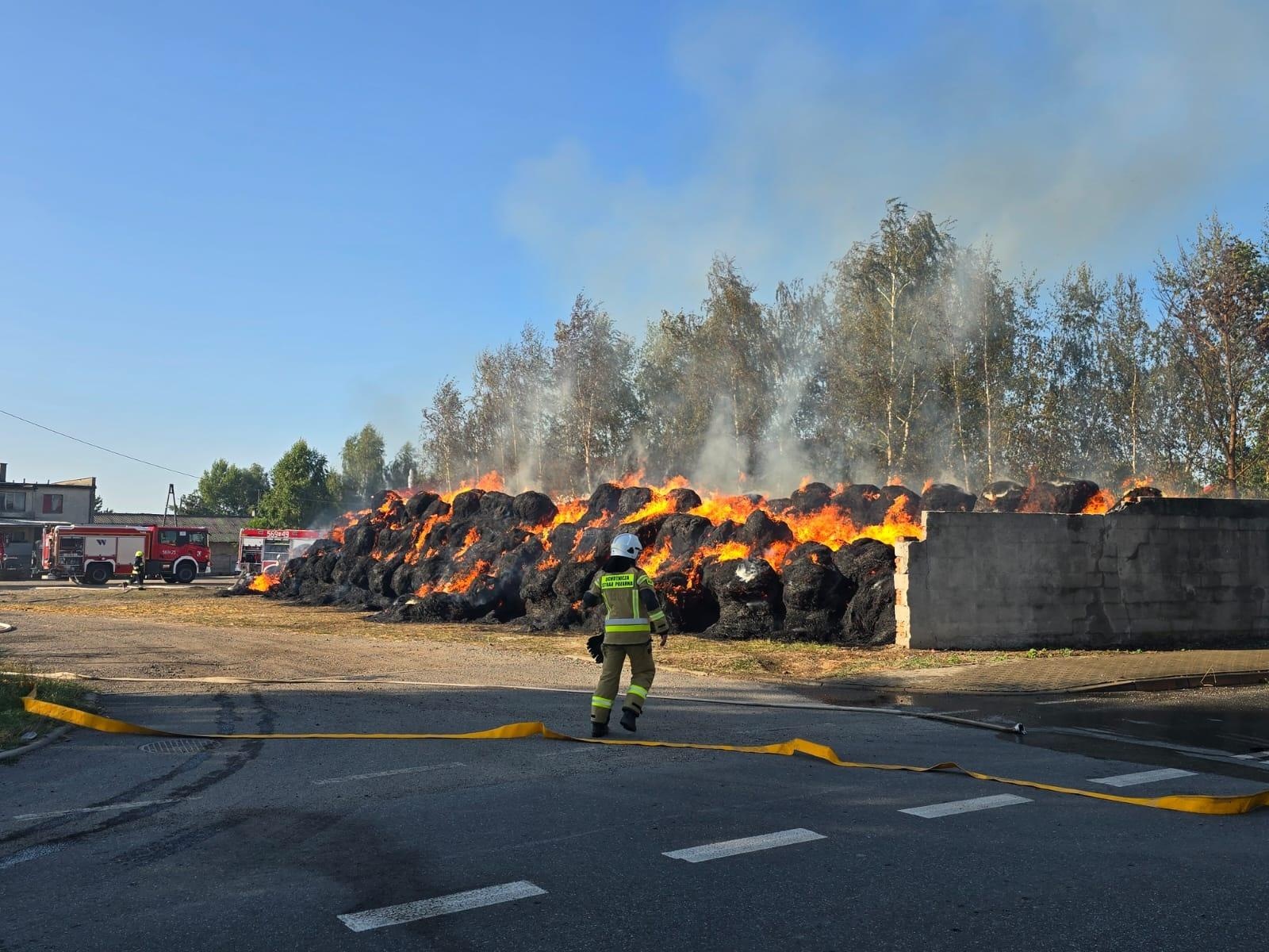 Zdjęcie w galerii na portalu naszraciborz.pl: Ogromny pożar przy Dworcowej w Krzyżanowicach [FOTO i WIDEO] wiadomości z regionu
