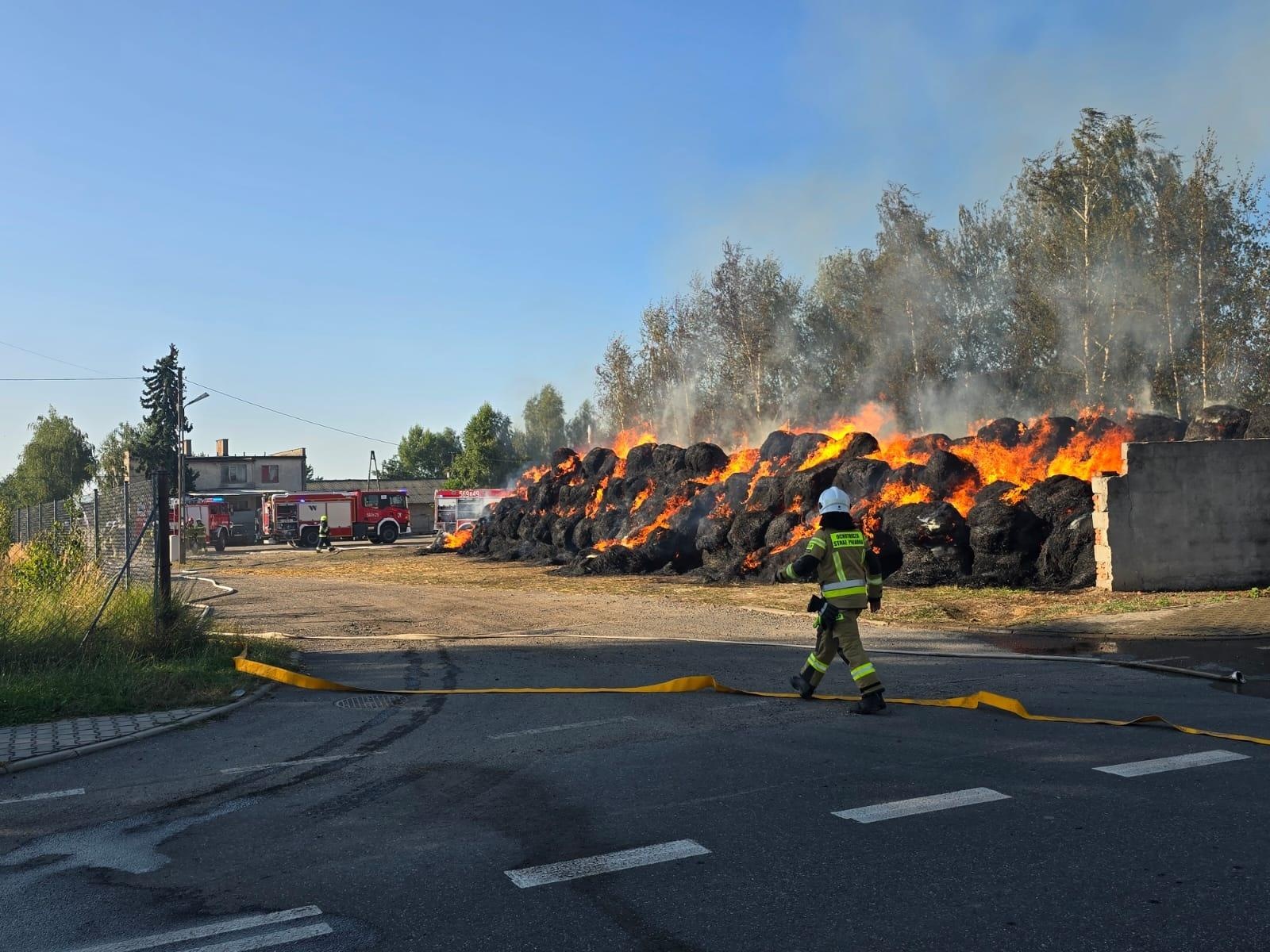 Zdjęcie w galerii na portalu naszraciborz.pl: Ogromny pożar przy Dworcowej w Krzyżanowicach [FOTO i WIDEO] wiadomości z regionu