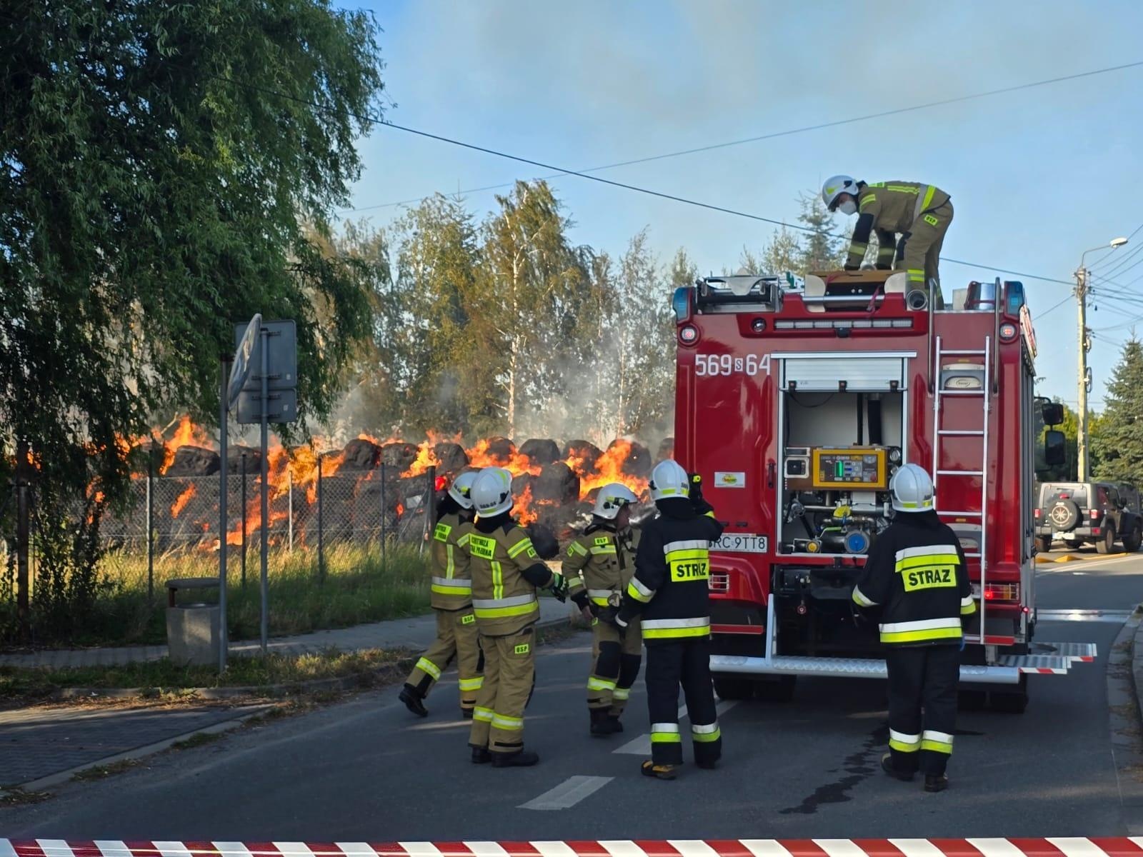 Zdjęcie w galerii na portalu naszraciborz.pl: Ogromny pożar przy Dworcowej w Krzyżanowicach [FOTO i WIDEO] wiadomości z regionu