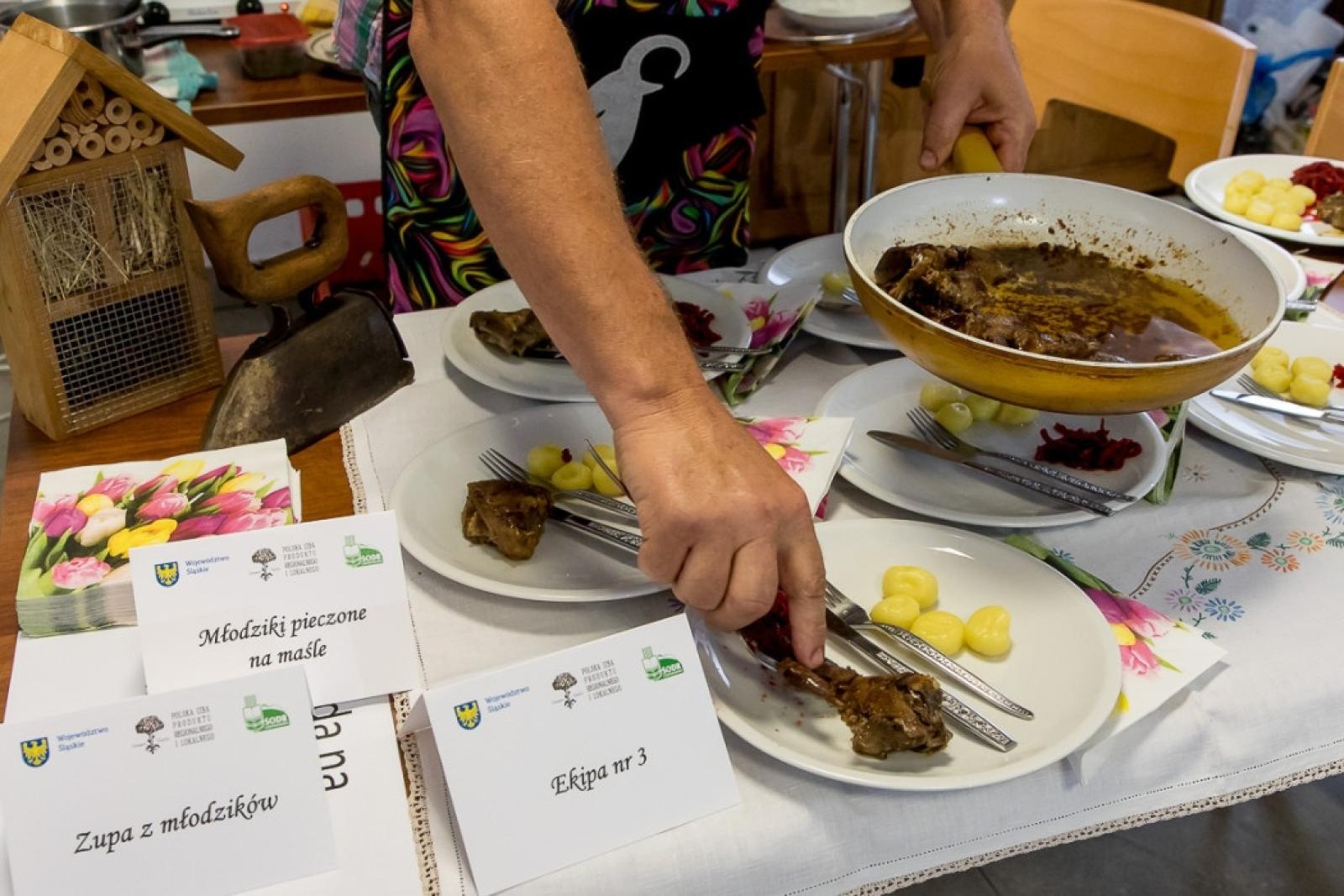 Zdjęcie w galerii na portalu naszraciborz.pl: Nasze Kulinarne Dziedzictwo – Smaki Regionów. Potrawy z naszego powiatu z nagrodą wiadomości z regionu