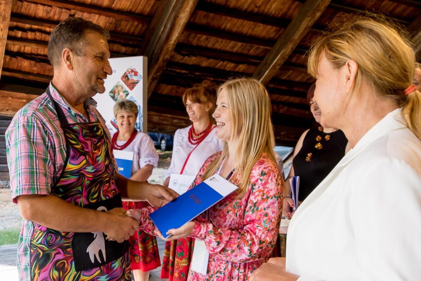 Zdjęcie w galerii na portalu naszraciborz.pl: Nasze Kulinarne Dziedzictwo – Smaki Regionów. Potrawy z naszego powiatu z nagrodą wiadomości z regionu