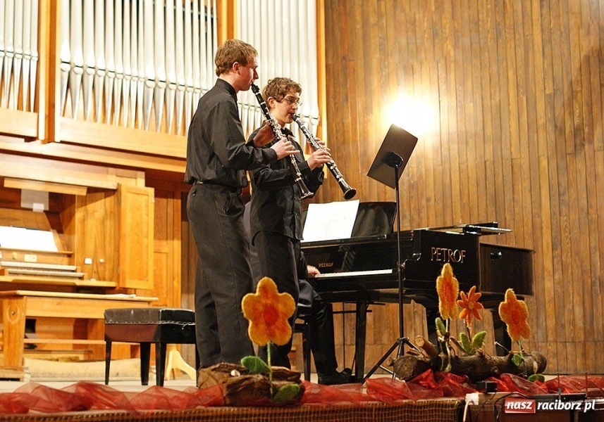 Zdjęcie w galerii na portalu naszraciborz.pl: Wiosnę przywitali muzyką wiadomości z regionu