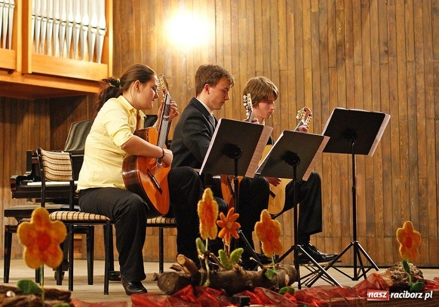 Zdjęcie w galerii na portalu naszraciborz.pl: Wiosnę przywitali muzyką wiadomości z regionu