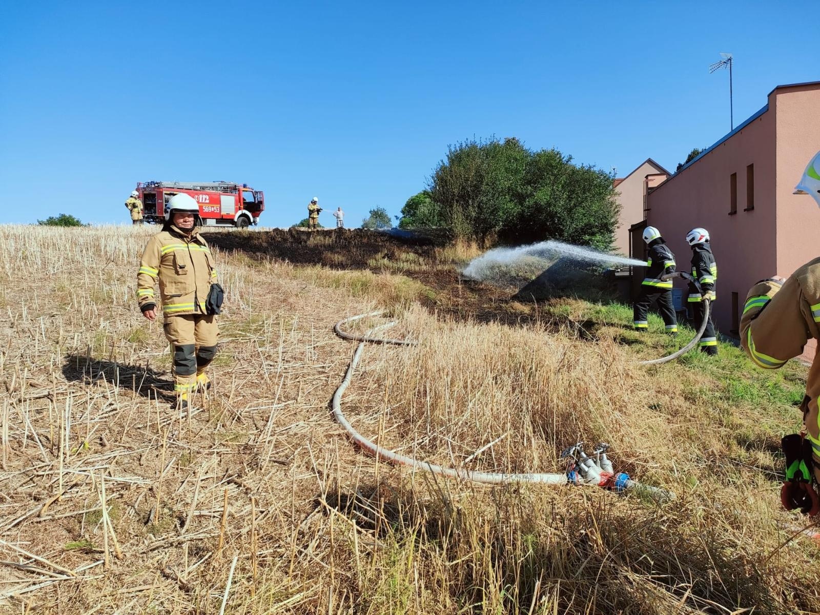 Zdjęcie w galerii na portalu naszraciborz.pl: Pożar ścierniska w Krzanowicach [FOTO] wiadomości z regionu
