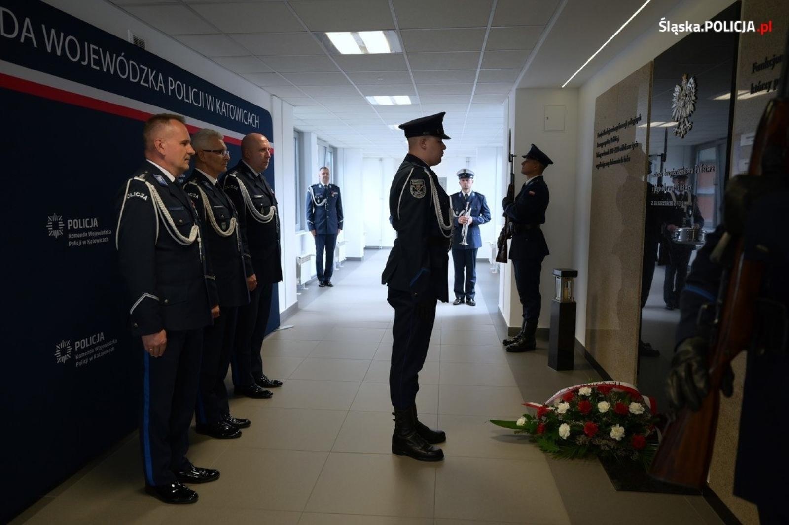 Zdjęcie w galerii na portalu naszraciborz.pl: Uroczysta zbiórka i wyróżnienia dla policjantów i pracowników wiadomości z regionu