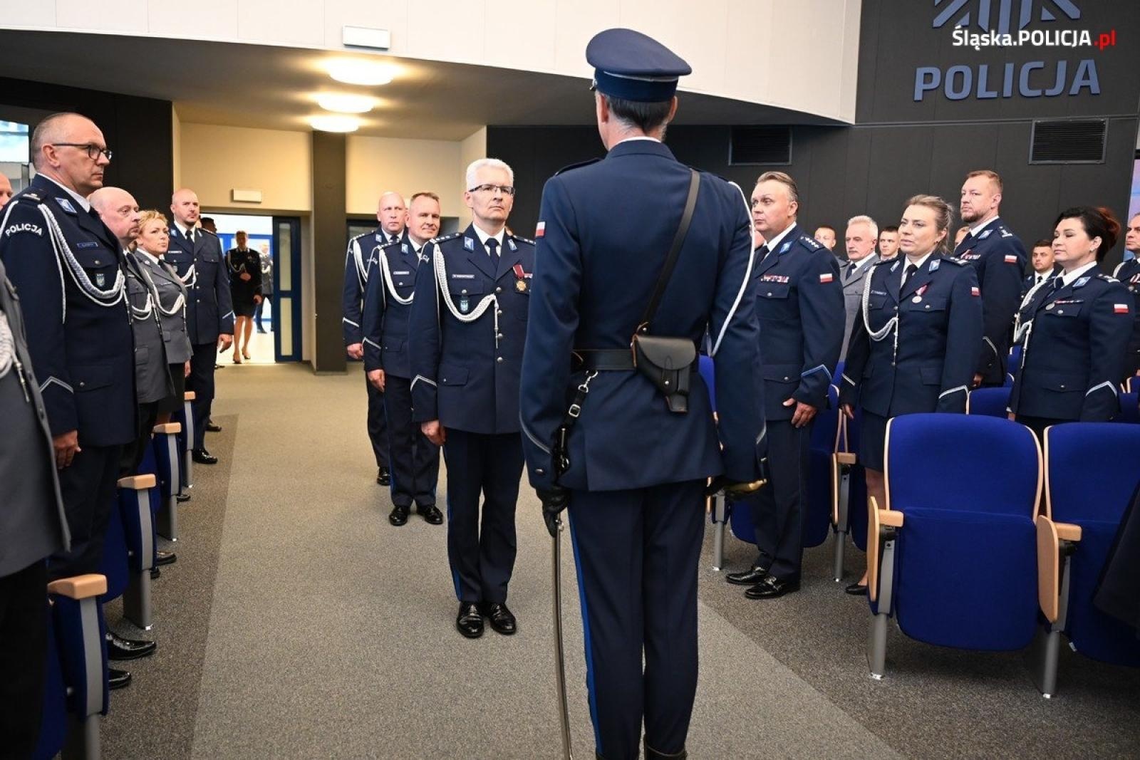Zdjęcie w galerii na portalu naszraciborz.pl: Uroczysta zbiórka i wyróżnienia dla policjantów i pracowników wiadomości z regionu