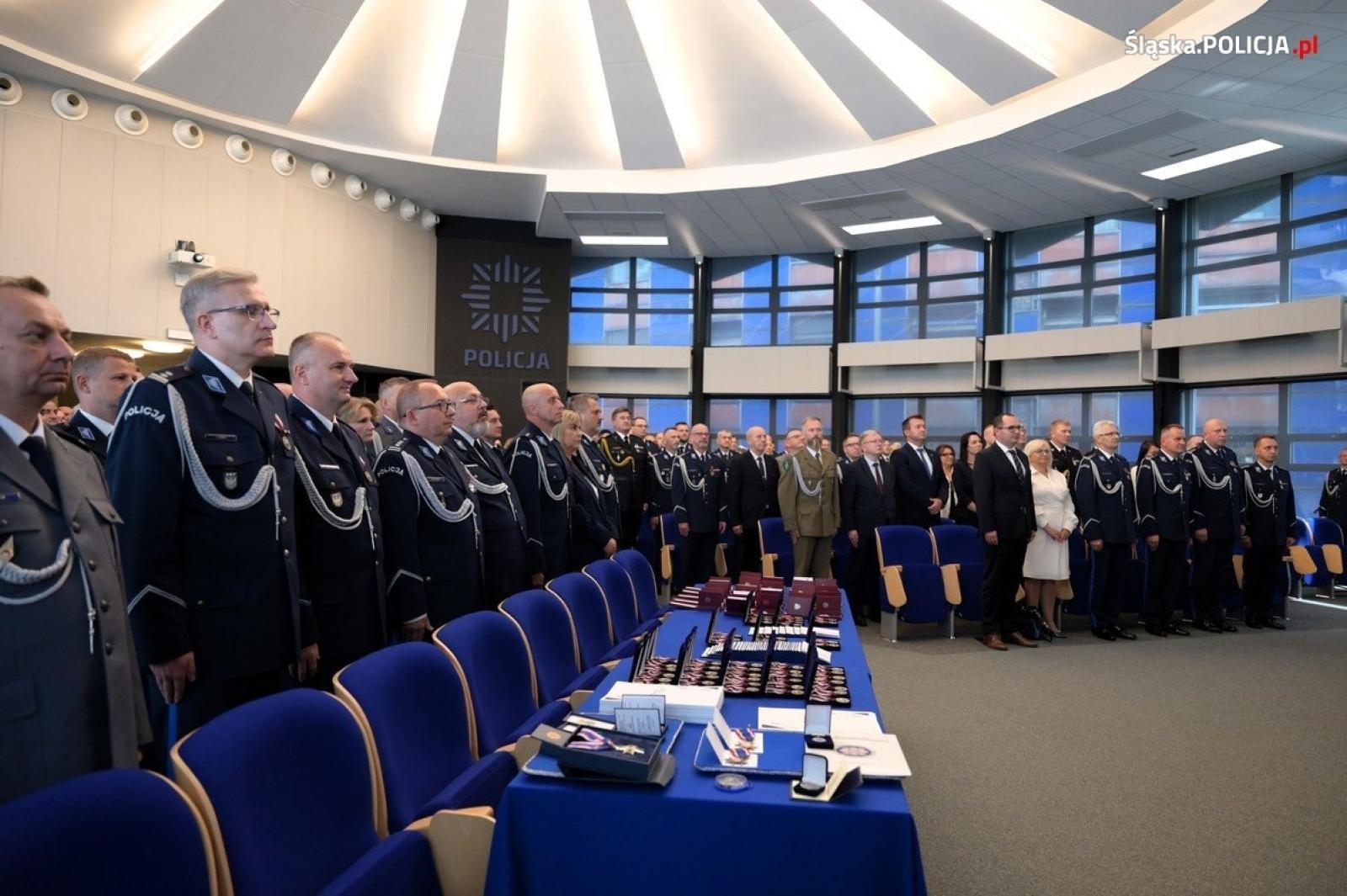 Zdjęcie w galerii na portalu naszraciborz.pl: Uroczysta zbiórka i wyróżnienia dla policjantów i pracowników wiadomości z regionu