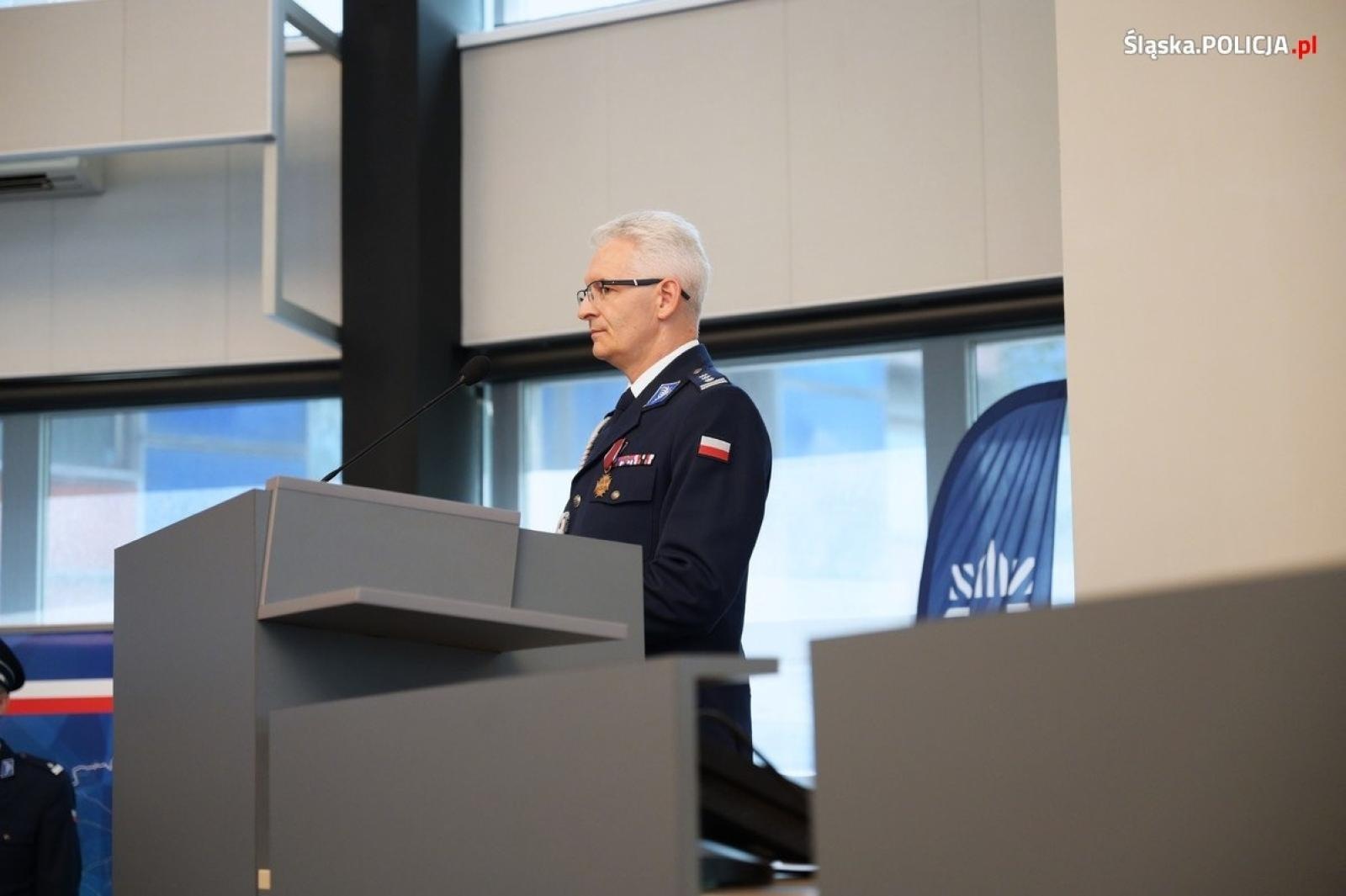 Zdjęcie w galerii na portalu naszraciborz.pl: Uroczysta zbiórka i wyróżnienia dla policjantów i pracowników wiadomości z regionu