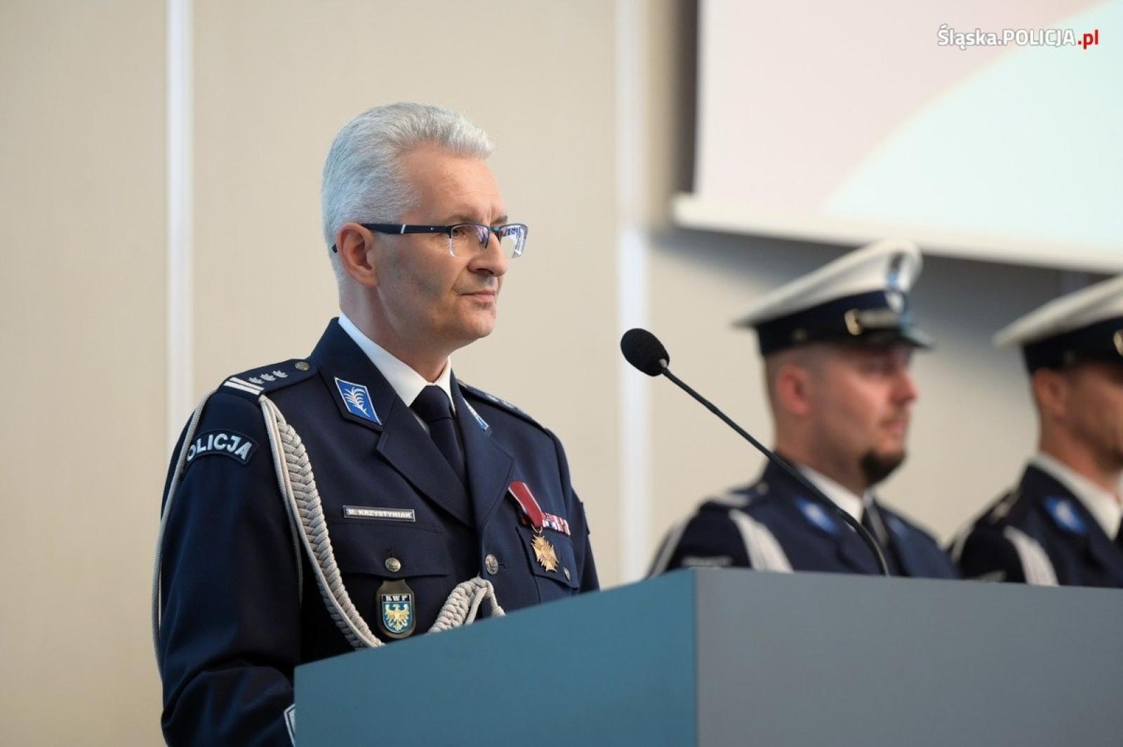 Zdjęcie w galerii na portalu naszraciborz.pl: Uroczysta zbiórka i wyróżnienia dla policjantów i pracowników wiadomości z regionu