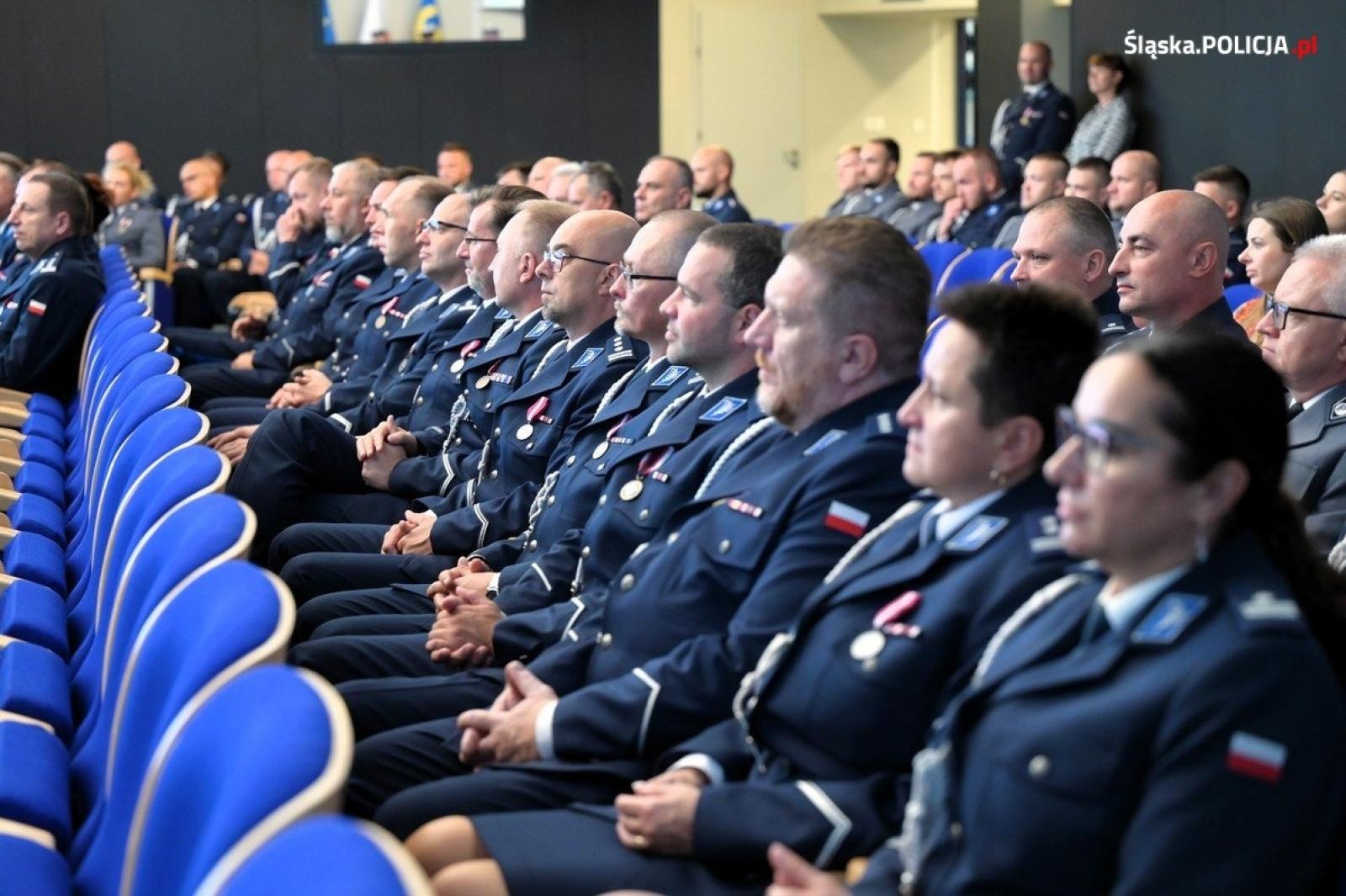 Zdjęcie w galerii na portalu naszraciborz.pl: Uroczysta zbiórka i wyróżnienia dla policjantów i pracowników wiadomości z regionu