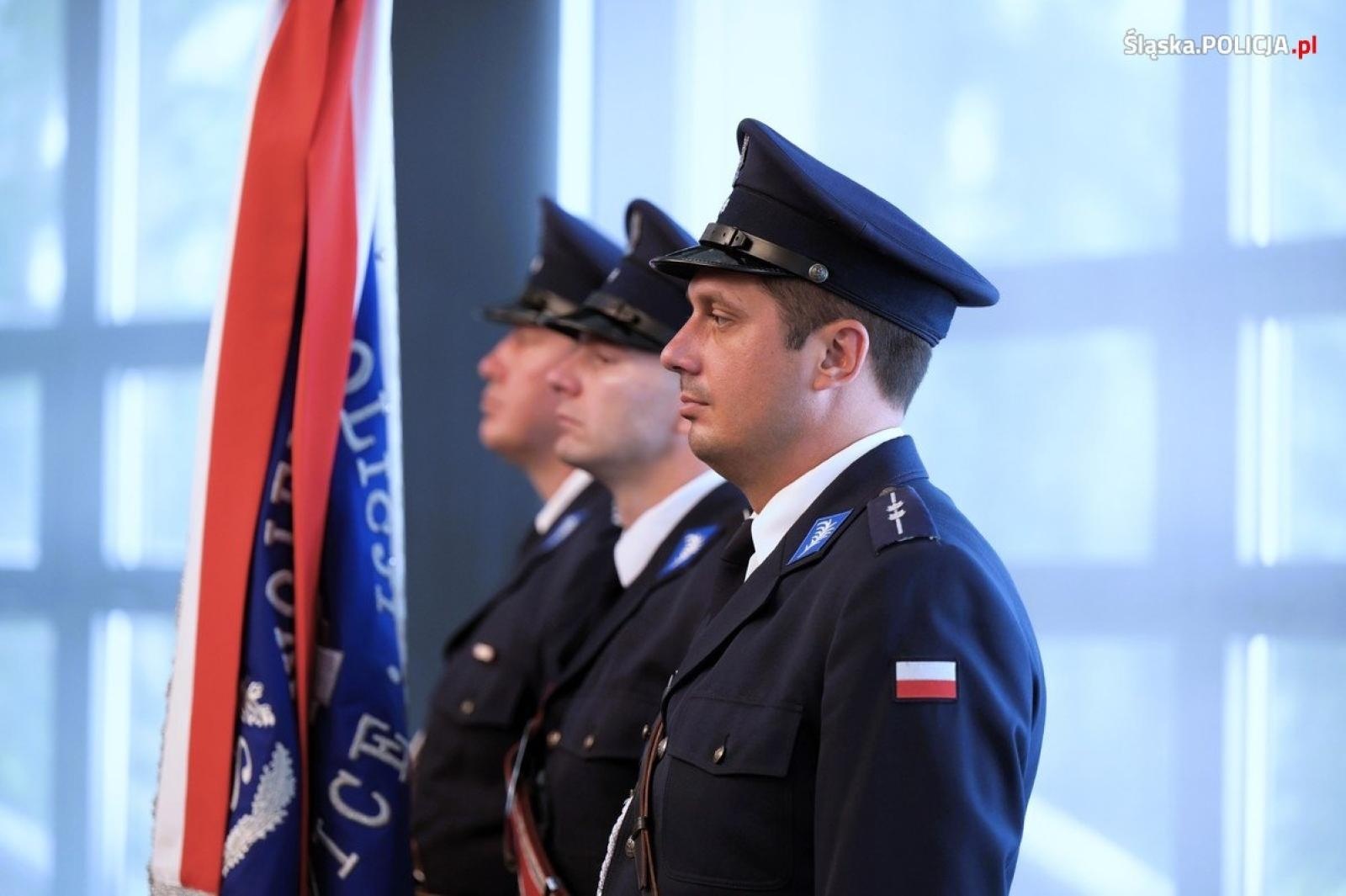 Zdjęcie w galerii na portalu naszraciborz.pl: Uroczysta zbiórka i wyróżnienia dla policjantów i pracowników wiadomości z regionu