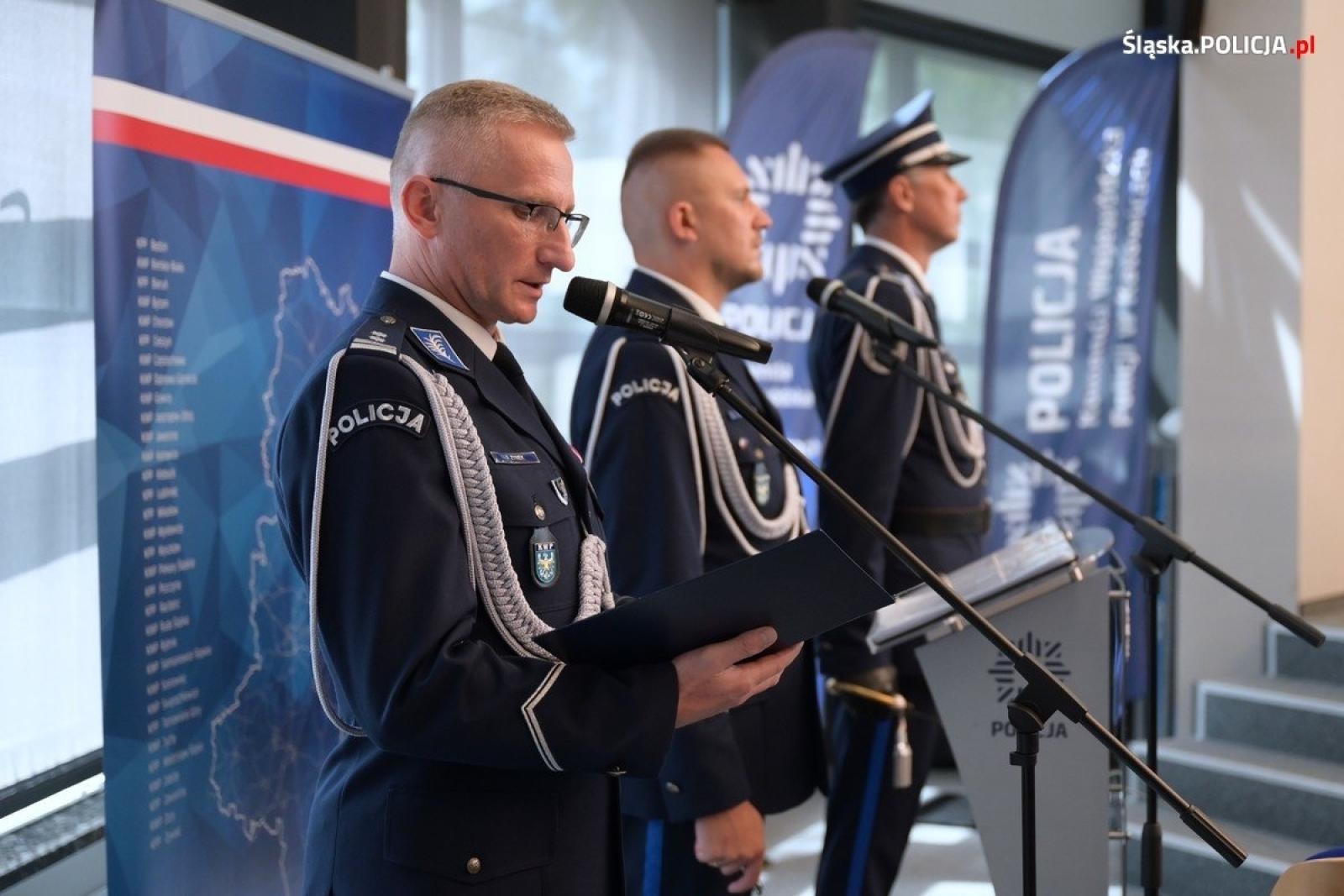 Zdjęcie w galerii na portalu naszraciborz.pl: Uroczysta zbiórka i wyróżnienia dla policjantów i pracowników wiadomości z regionu