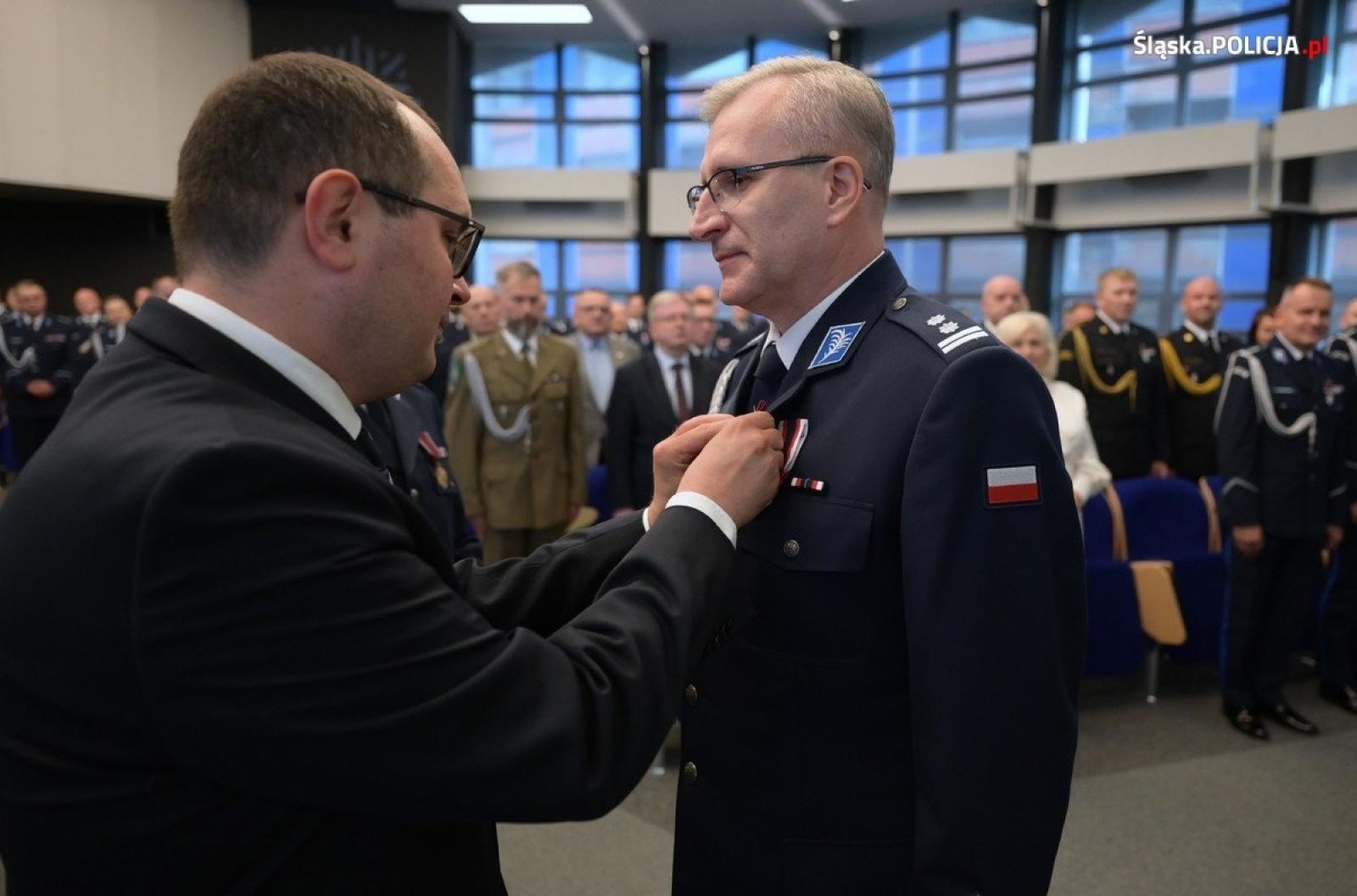 Zdjęcie w galerii na portalu naszraciborz.pl: Uroczysta zbiórka i wyróżnienia dla policjantów i pracowników wiadomości z regionu