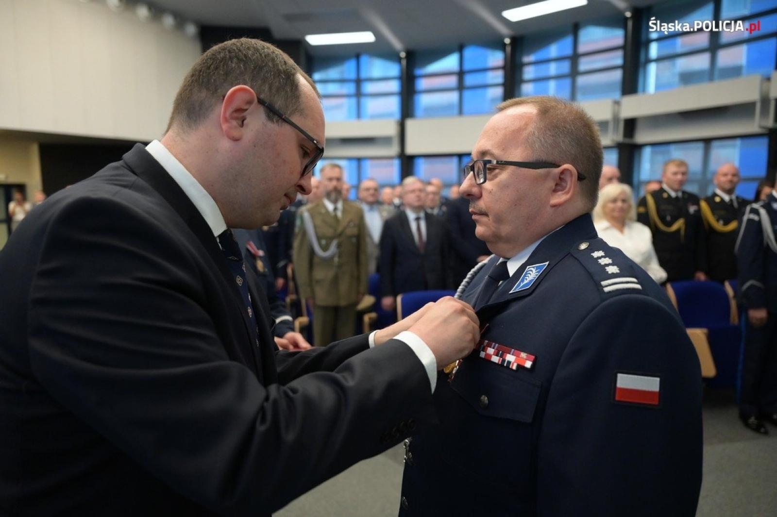 Zdjęcie w galerii na portalu naszraciborz.pl: Uroczysta zbiórka i wyróżnienia dla policjantów i pracowników wiadomości z regionu