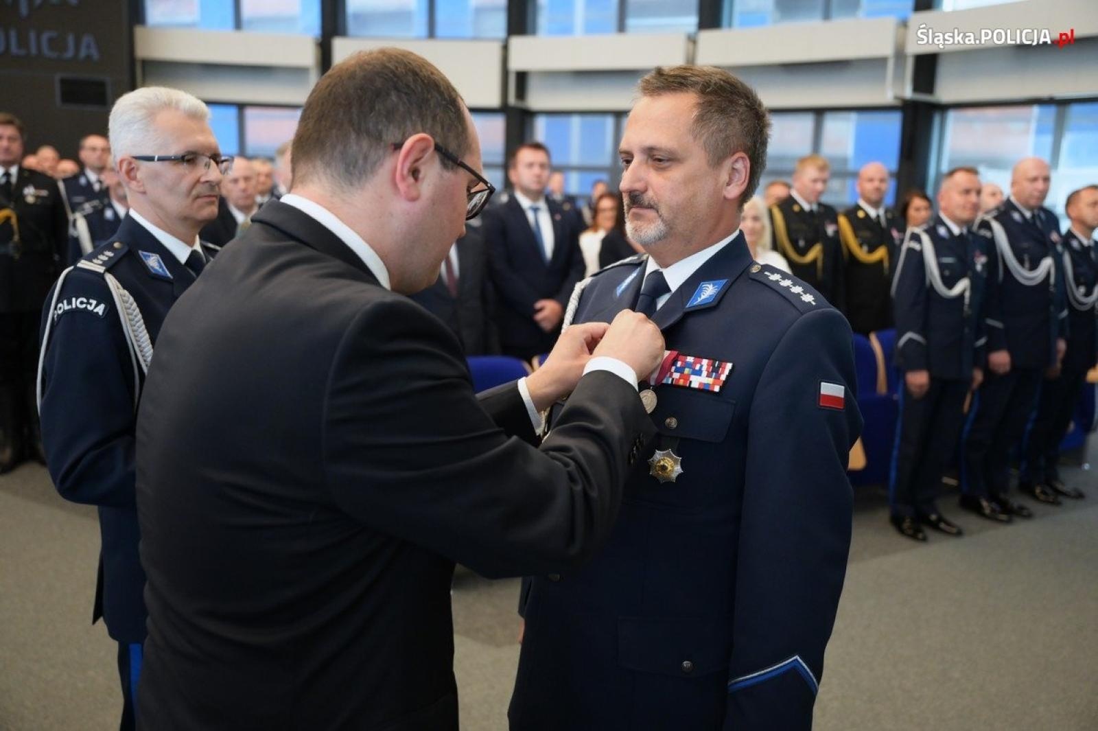 Zdjęcie w galerii na portalu naszraciborz.pl: Uroczysta zbiórka i wyróżnienia dla policjantów i pracowników wiadomości z regionu