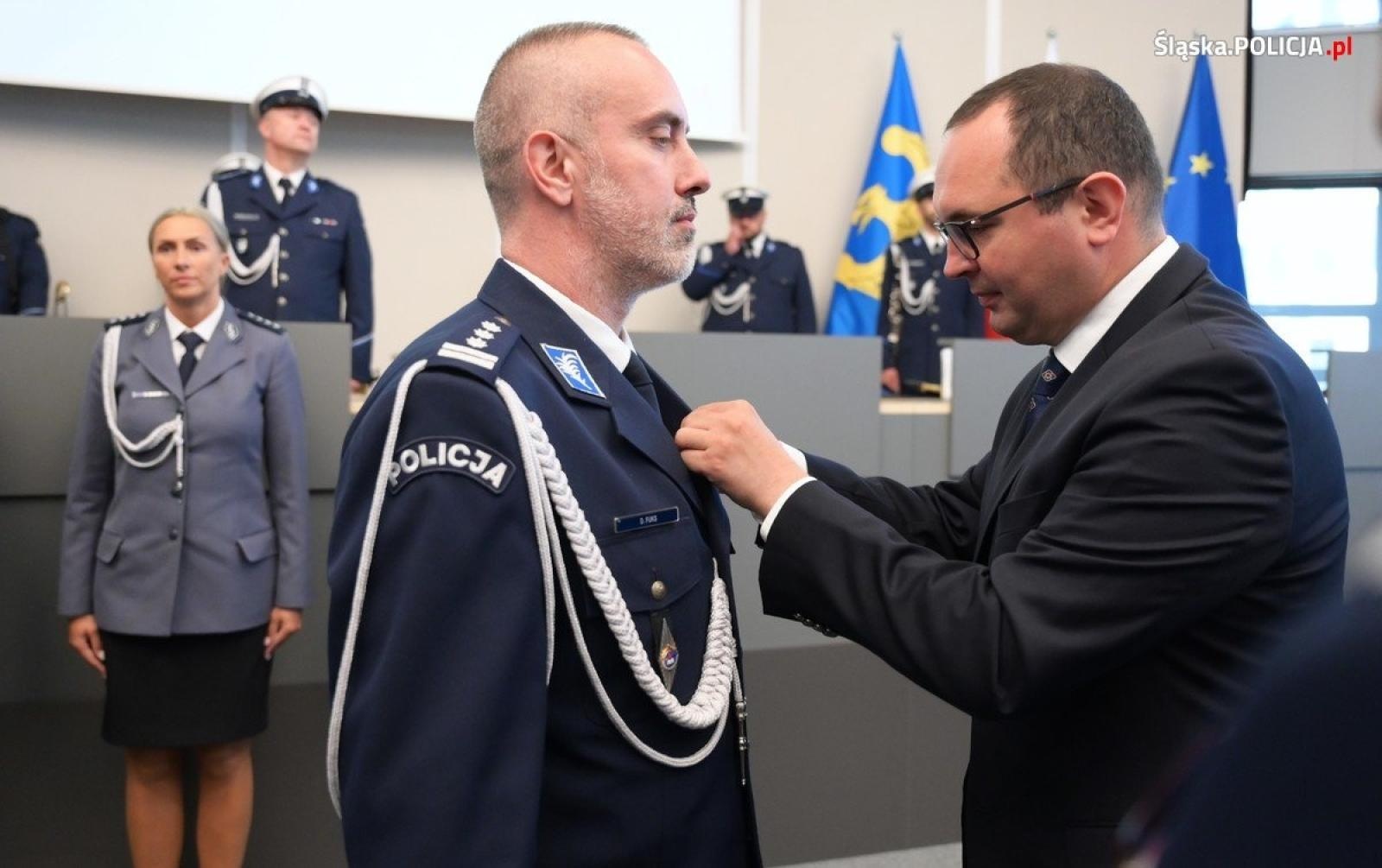 Zdjęcie w galerii na portalu naszraciborz.pl: Uroczysta zbiórka i wyróżnienia dla policjantów i pracowników wiadomości z regionu