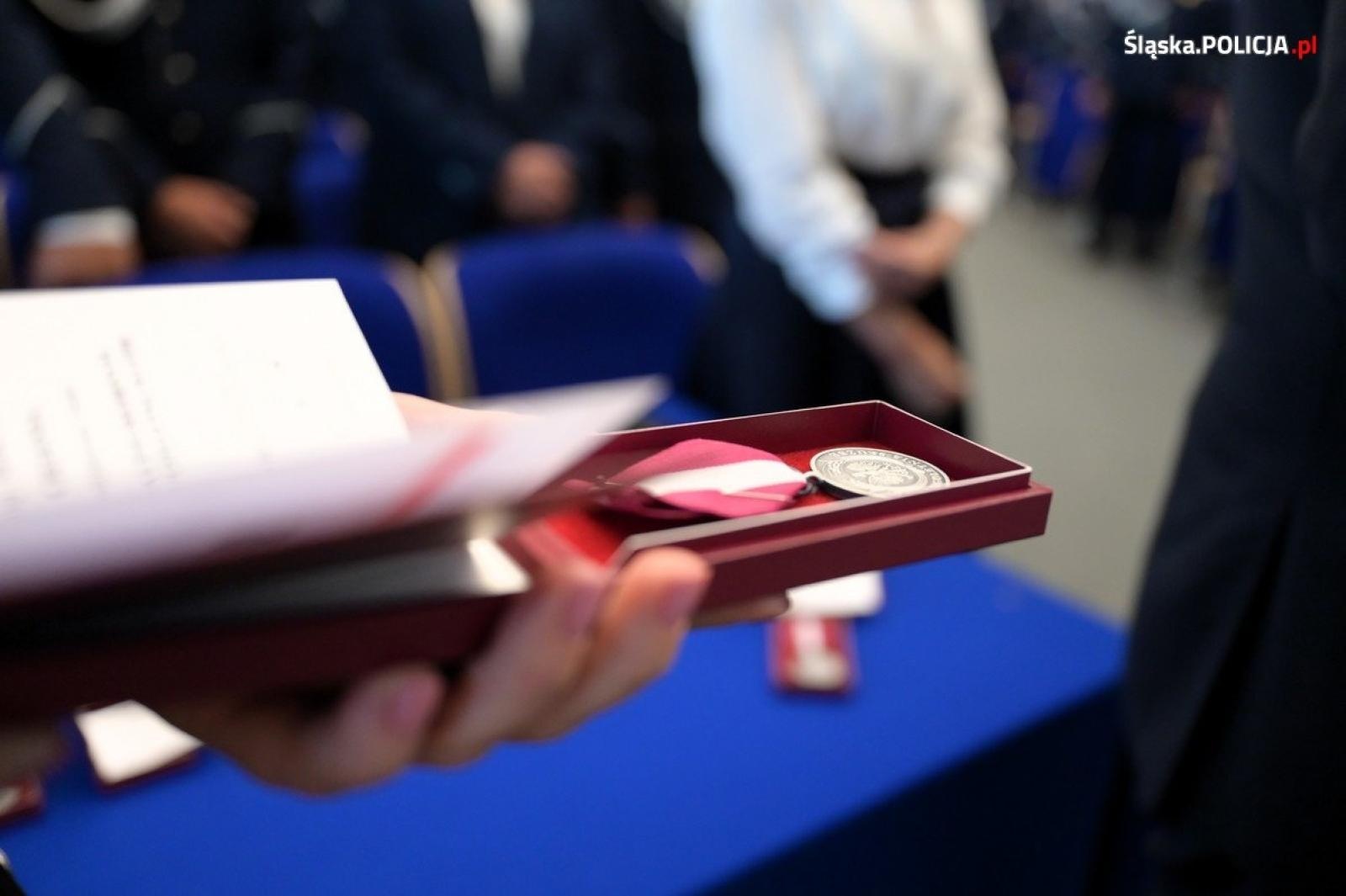 Zdjęcie w galerii na portalu naszraciborz.pl: Uroczysta zbiórka i wyróżnienia dla policjantów i pracowników wiadomości z regionu