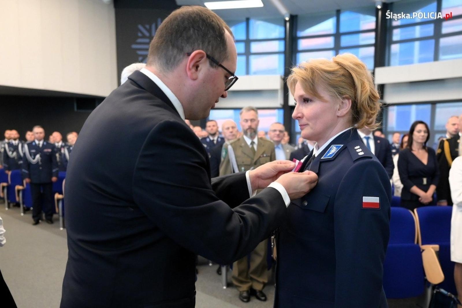 Zdjęcie w galerii na portalu naszraciborz.pl: Uroczysta zbiórka i wyróżnienia dla policjantów i pracowników wiadomości z regionu