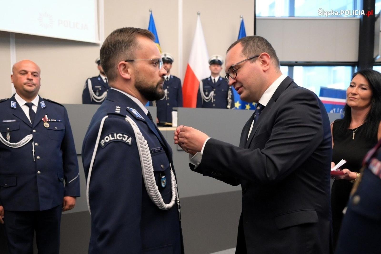 Zdjęcie w galerii na portalu naszraciborz.pl: Uroczysta zbiórka i wyróżnienia dla policjantów i pracowników wiadomości z regionu