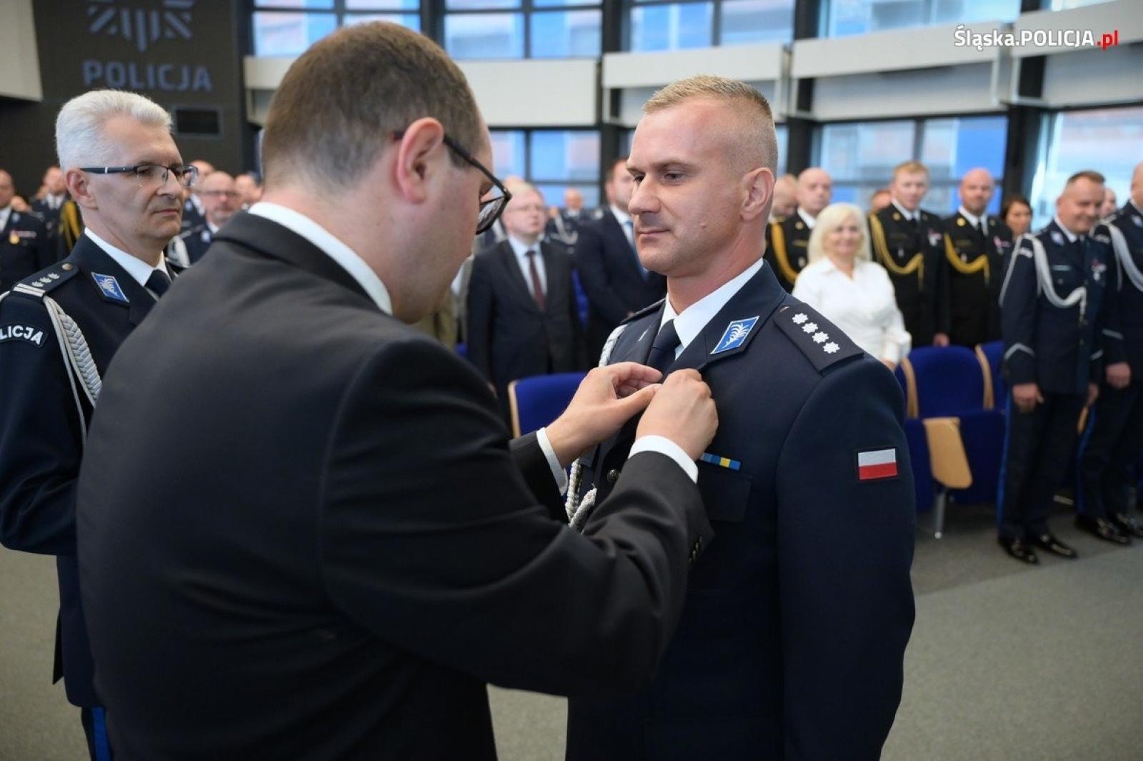 Zdjęcie w galerii na portalu naszraciborz.pl: Uroczysta zbiórka i wyróżnienia dla policjantów i pracowników wiadomości z regionu