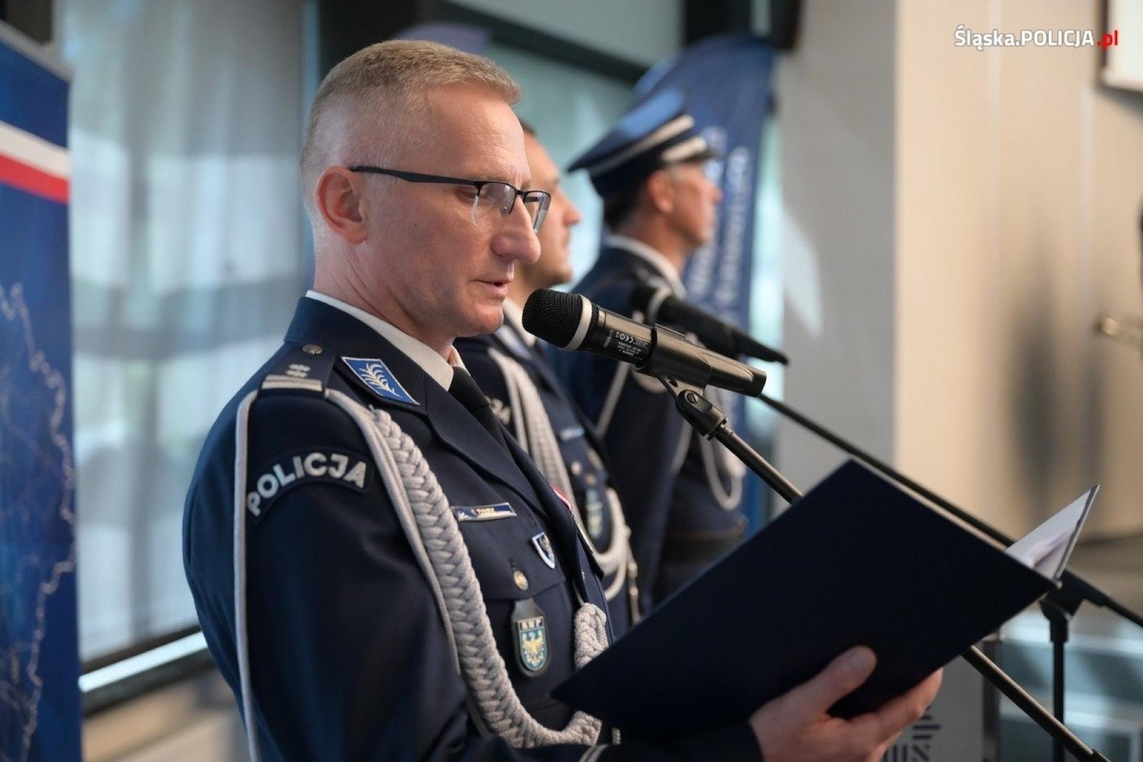 Zdjęcie w galerii na portalu naszraciborz.pl: Uroczysta zbiórka i wyróżnienia dla policjantów i pracowników wiadomości z regionu