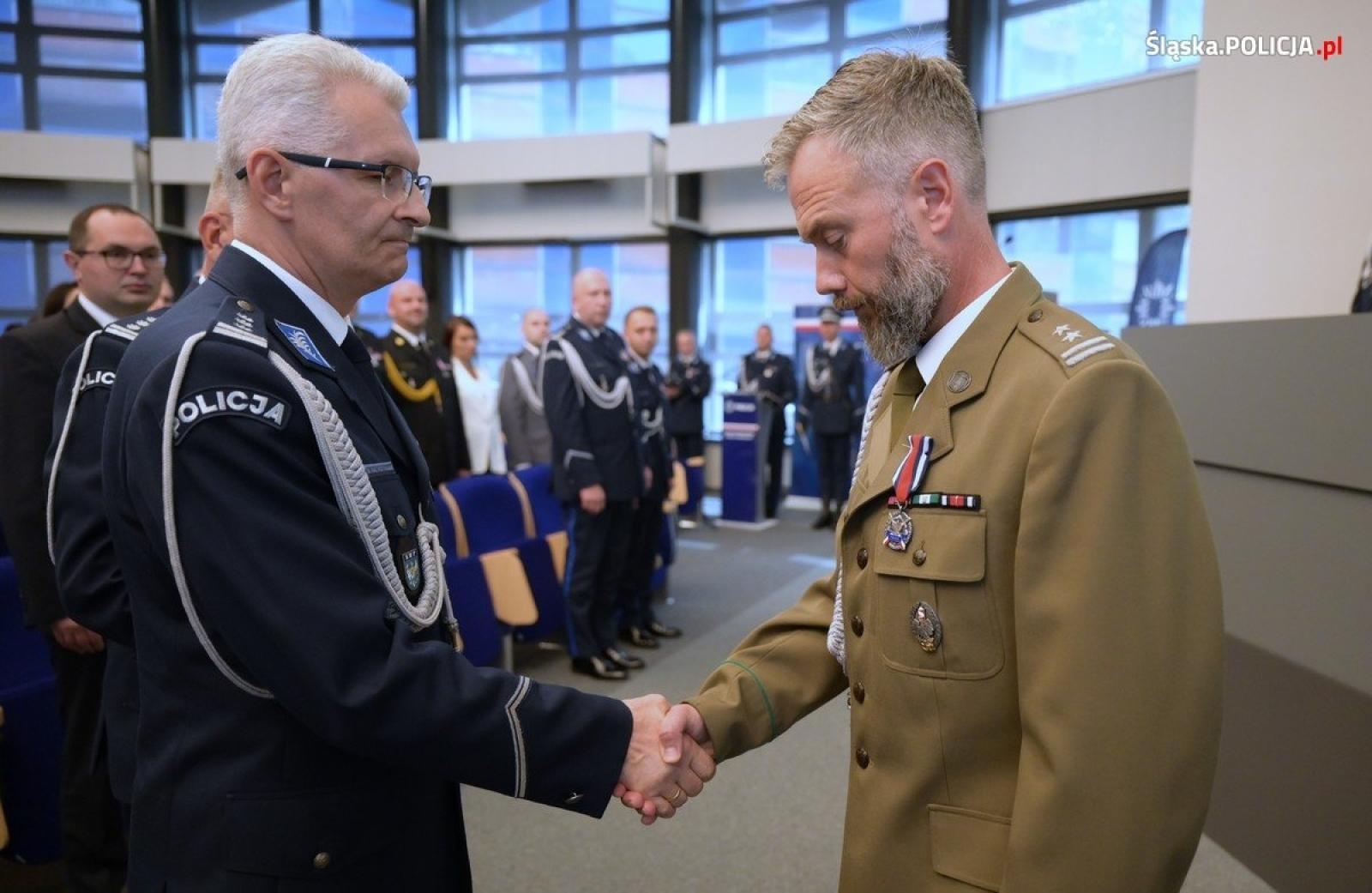 Zdjęcie w galerii na portalu naszraciborz.pl: Uroczysta zbiórka i wyróżnienia dla policjantów i pracowników wiadomości z regionu
