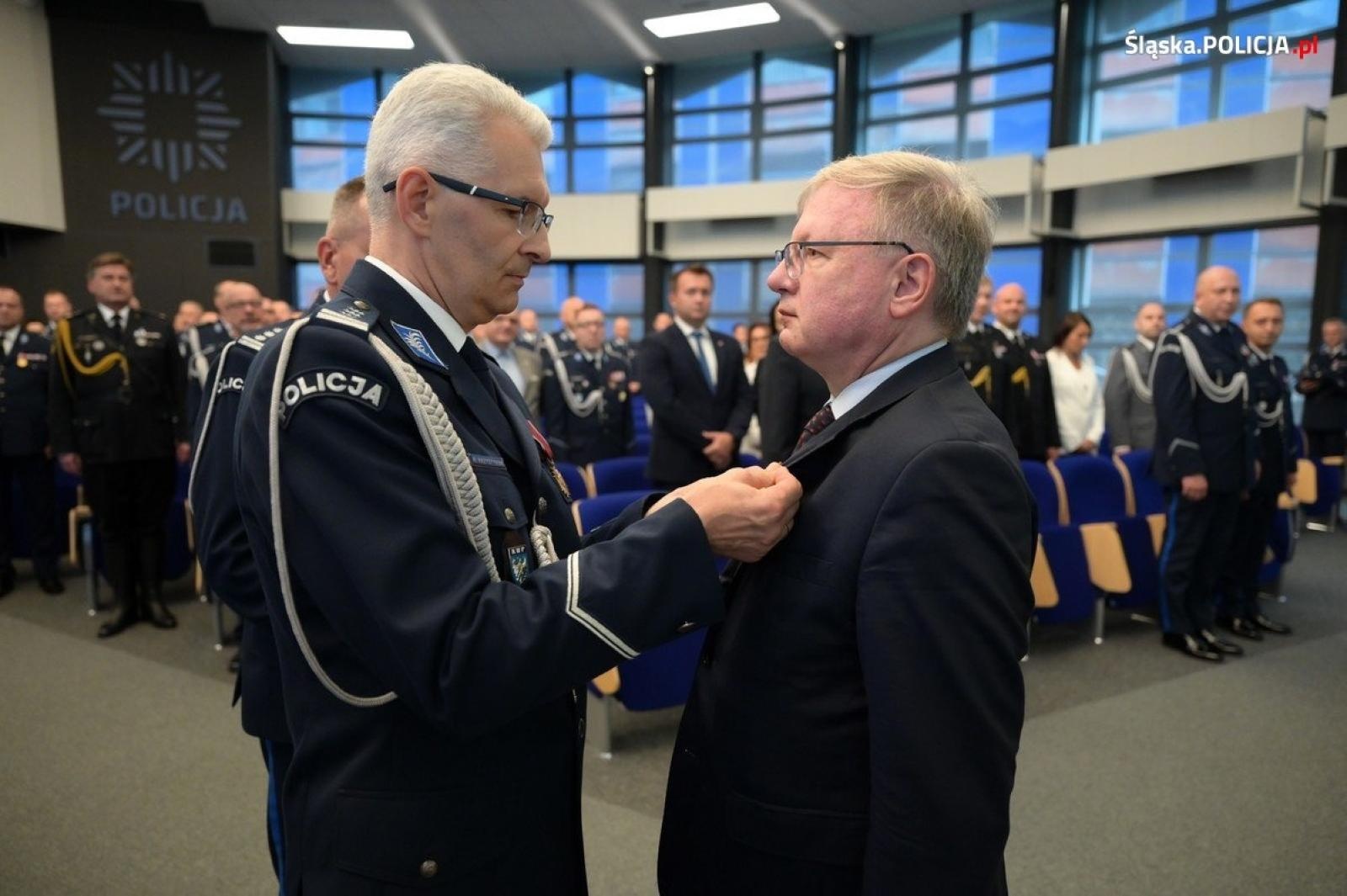 Zdjęcie w galerii na portalu naszraciborz.pl: Uroczysta zbiórka i wyróżnienia dla policjantów i pracowników wiadomości z regionu