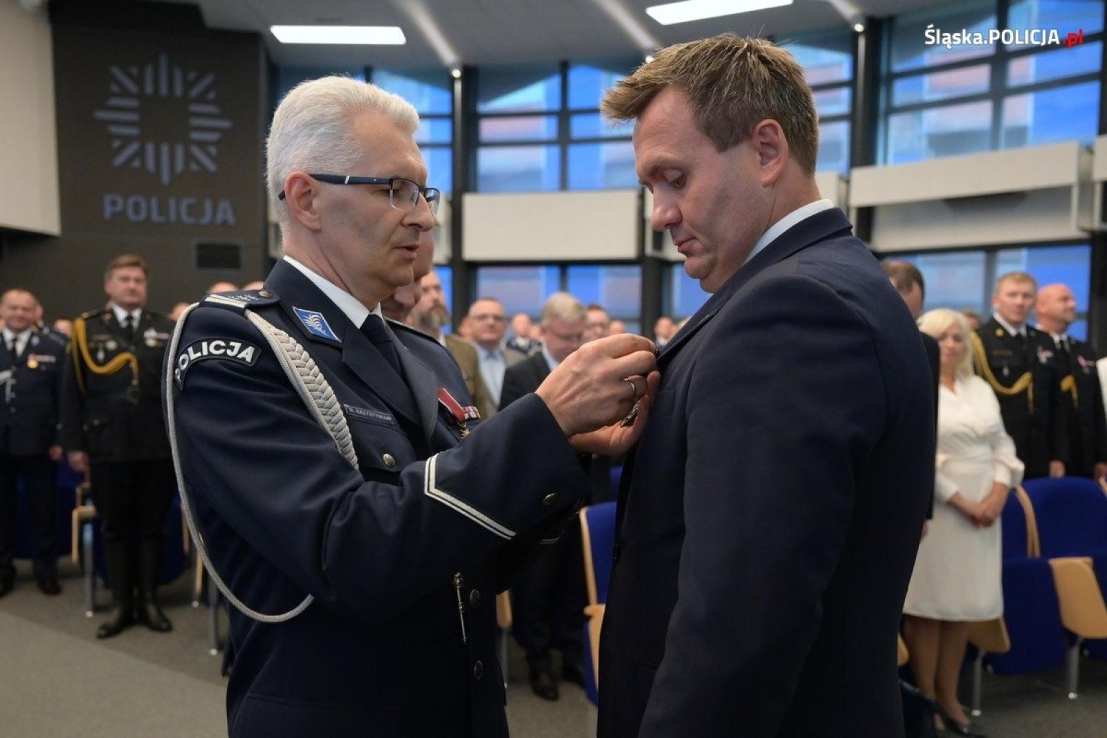 Zdjęcie w galerii na portalu naszraciborz.pl: Uroczysta zbiórka i wyróżnienia dla policjantów i pracowników wiadomości z regionu