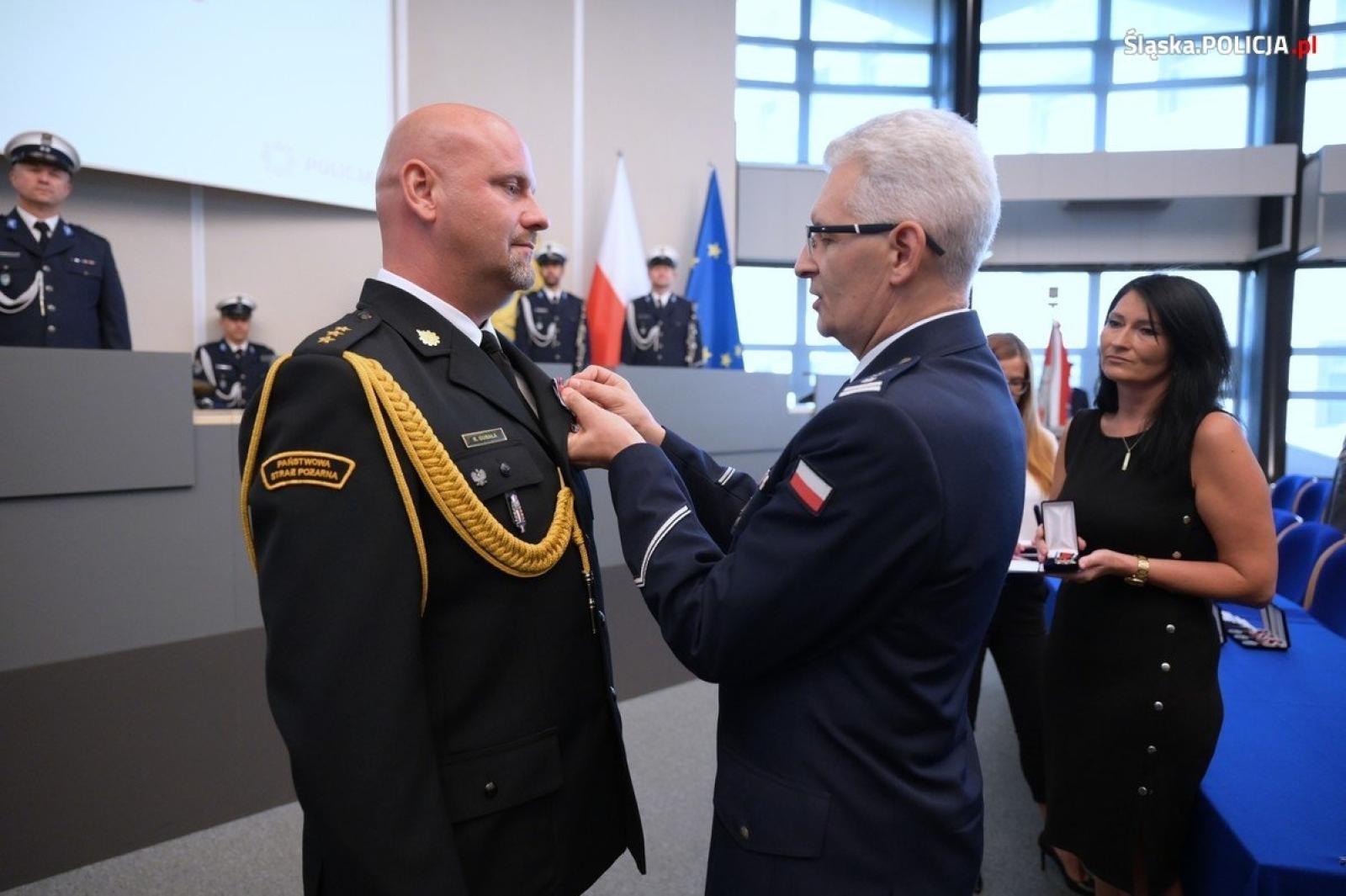 Zdjęcie w galerii na portalu naszraciborz.pl: Uroczysta zbiórka i wyróżnienia dla policjantów i pracowników wiadomości z regionu