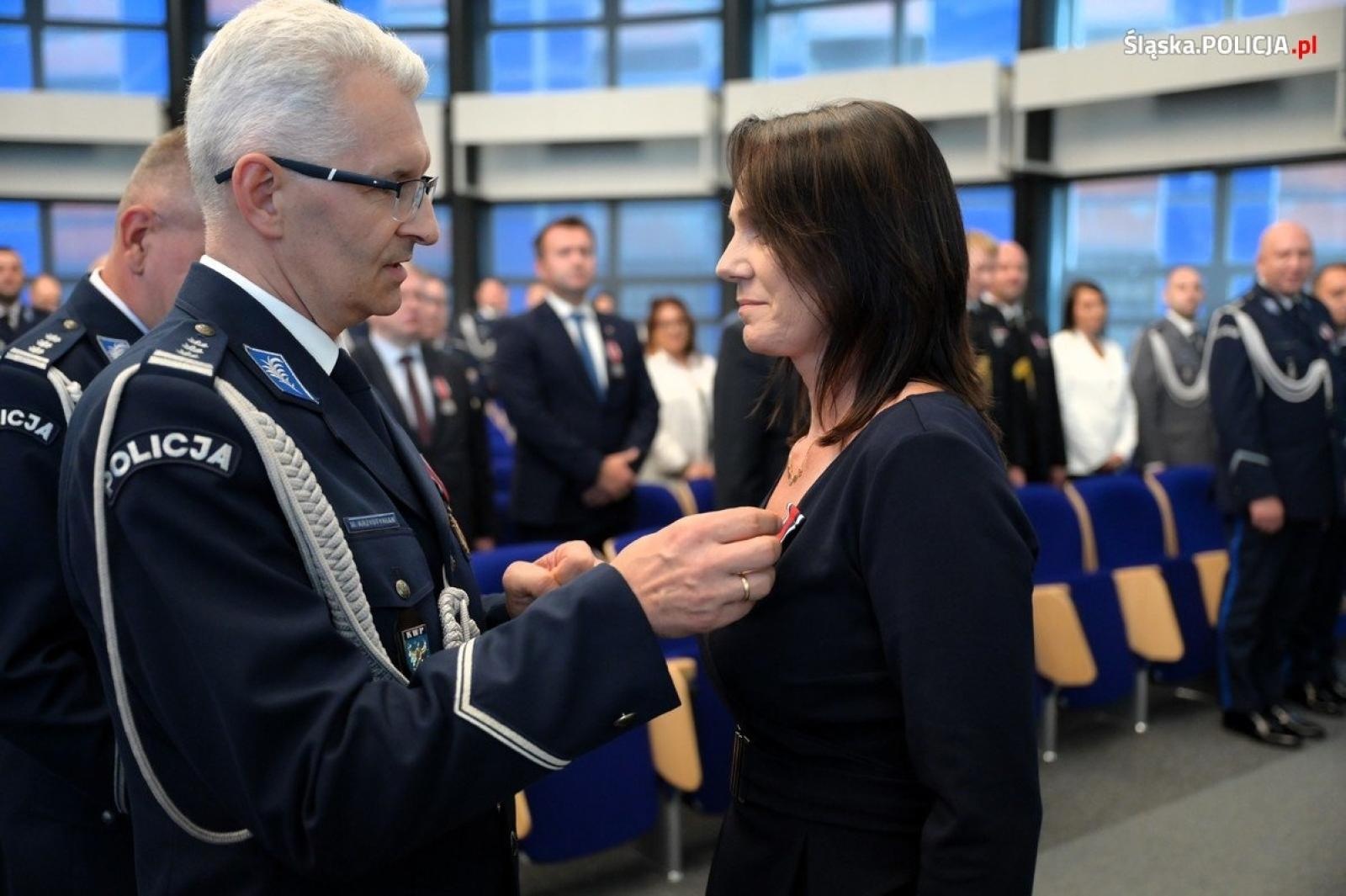 Zdjęcie w galerii na portalu naszraciborz.pl: Uroczysta zbiórka i wyróżnienia dla policjantów i pracowników wiadomości z regionu