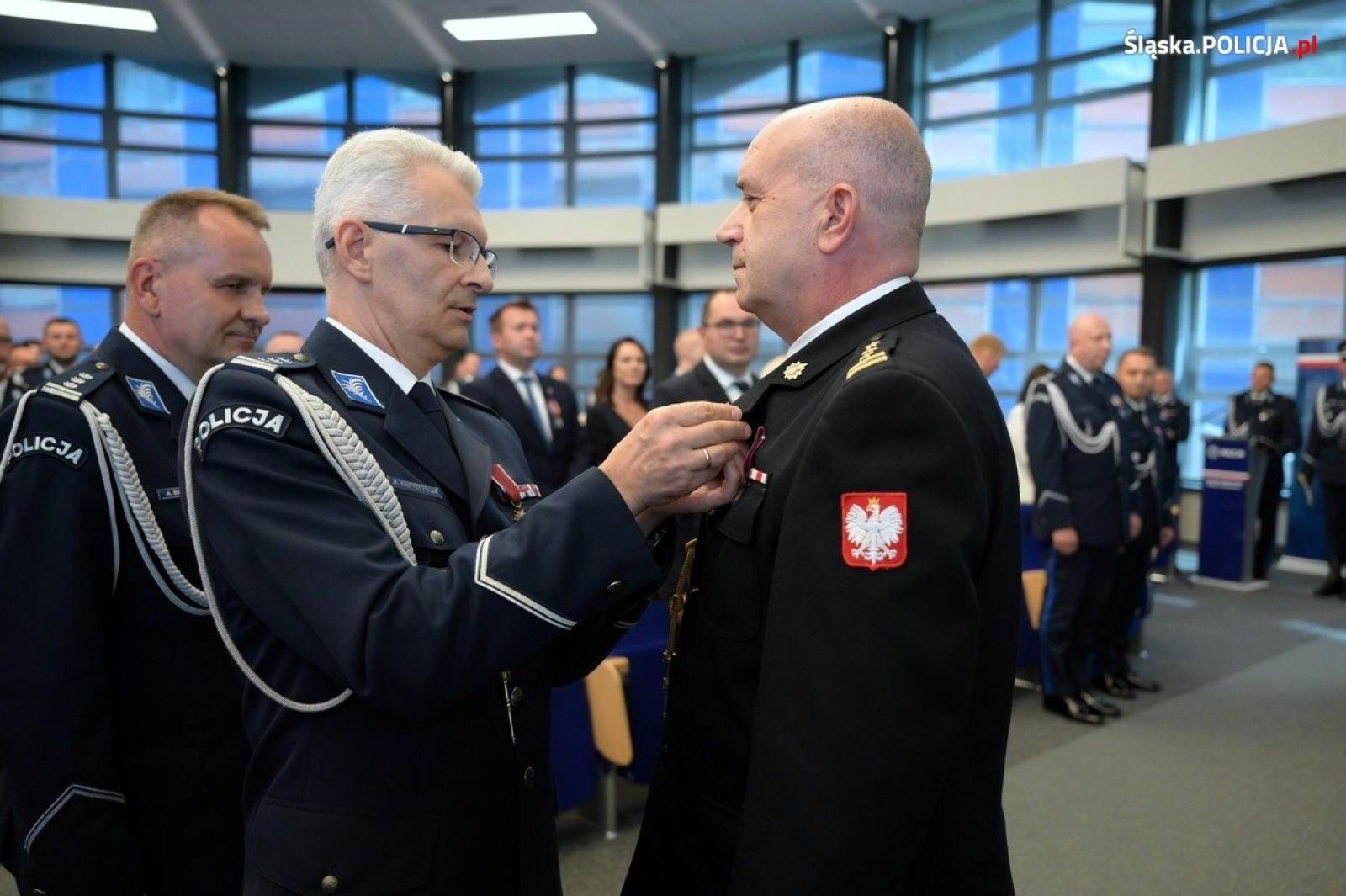 Zdjęcie w galerii na portalu naszraciborz.pl: Uroczysta zbiórka i wyróżnienia dla policjantów i pracowników wiadomości z regionu