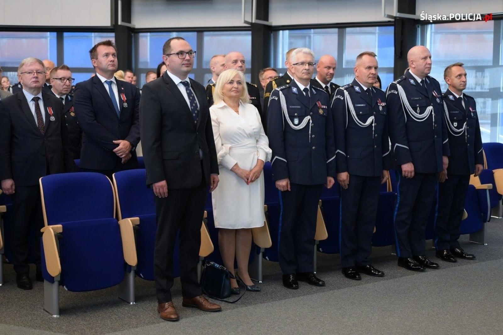 Zdjęcie w galerii na portalu naszraciborz.pl: Uroczysta zbiórka i wyróżnienia dla policjantów i pracowników wiadomości z regionu
