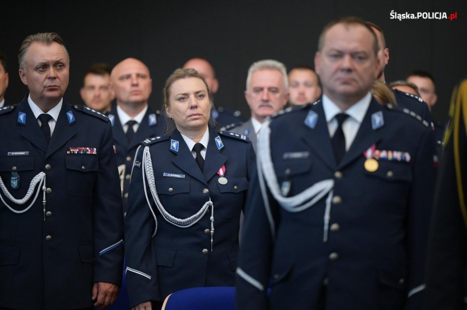 Zdjęcie w galerii na portalu naszraciborz.pl: Uroczysta zbiórka i wyróżnienia dla policjantów i pracowników wiadomości z regionu