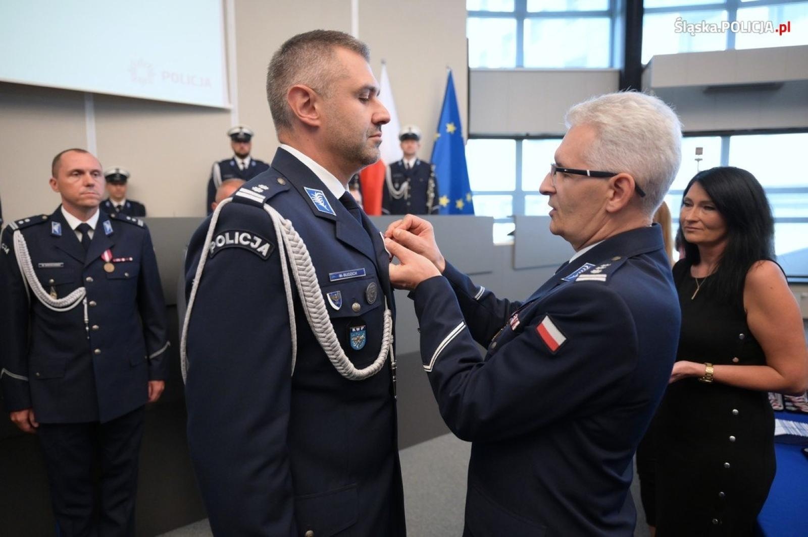 Zdjęcie w galerii na portalu naszraciborz.pl: Uroczysta zbiórka i wyróżnienia dla policjantów i pracowników wiadomości z regionu