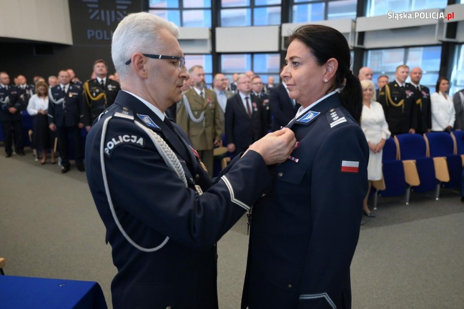 Zdjęcie w galerii na portalu naszraciborz.pl: Uroczysta zbiórka i wyróżnienia dla policjantów i pracowników wiadomości z regionu