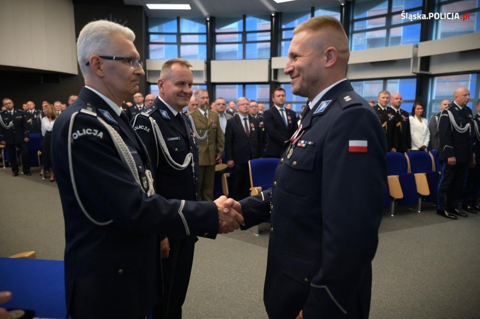 Zdjęcie w galerii na portalu naszraciborz.pl: Uroczysta zbiórka i wyróżnienia dla policjantów i pracowników wiadomości z regionu