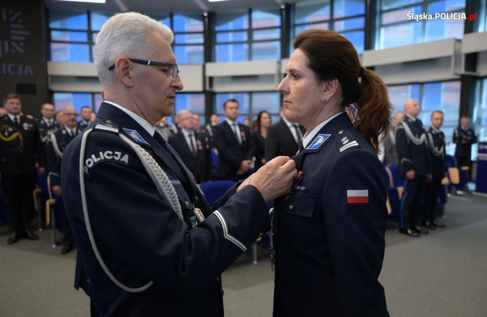 Zdjęcie w galerii na portalu naszraciborz.pl: Uroczysta zbiórka i wyróżnienia dla policjantów i pracowników wiadomości z regionu