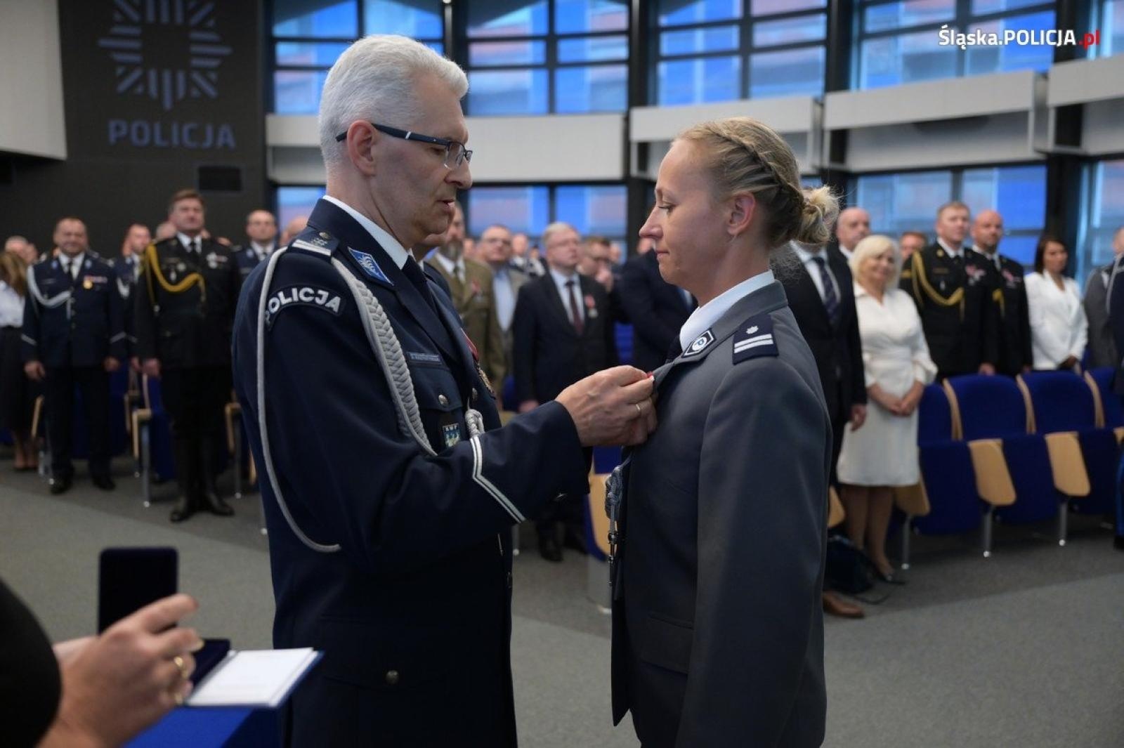 Zdjęcie w galerii na portalu naszraciborz.pl: Uroczysta zbiórka i wyróżnienia dla policjantów i pracowników wiadomości z regionu