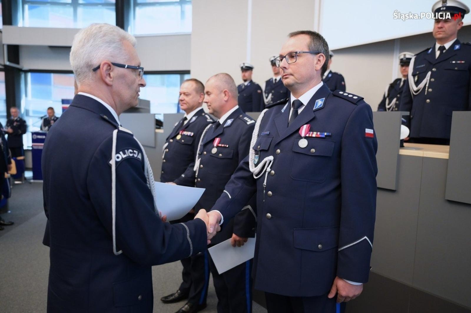 Zdjęcie w galerii na portalu naszraciborz.pl: Uroczysta zbiórka i wyróżnienia dla policjantów i pracowników wiadomości z regionu