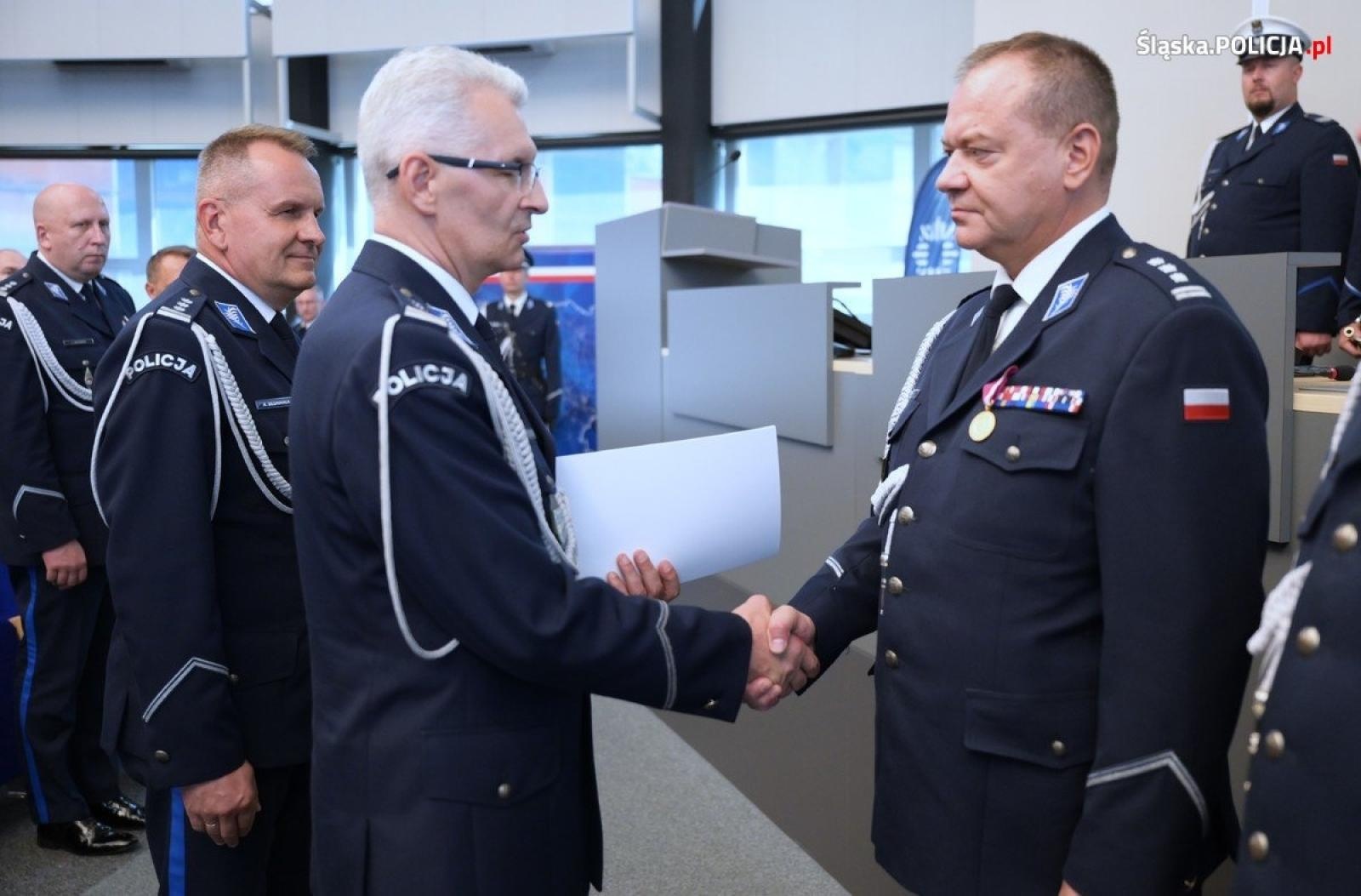 Zdjęcie w galerii na portalu naszraciborz.pl: Uroczysta zbiórka i wyróżnienia dla policjantów i pracowników wiadomości z regionu