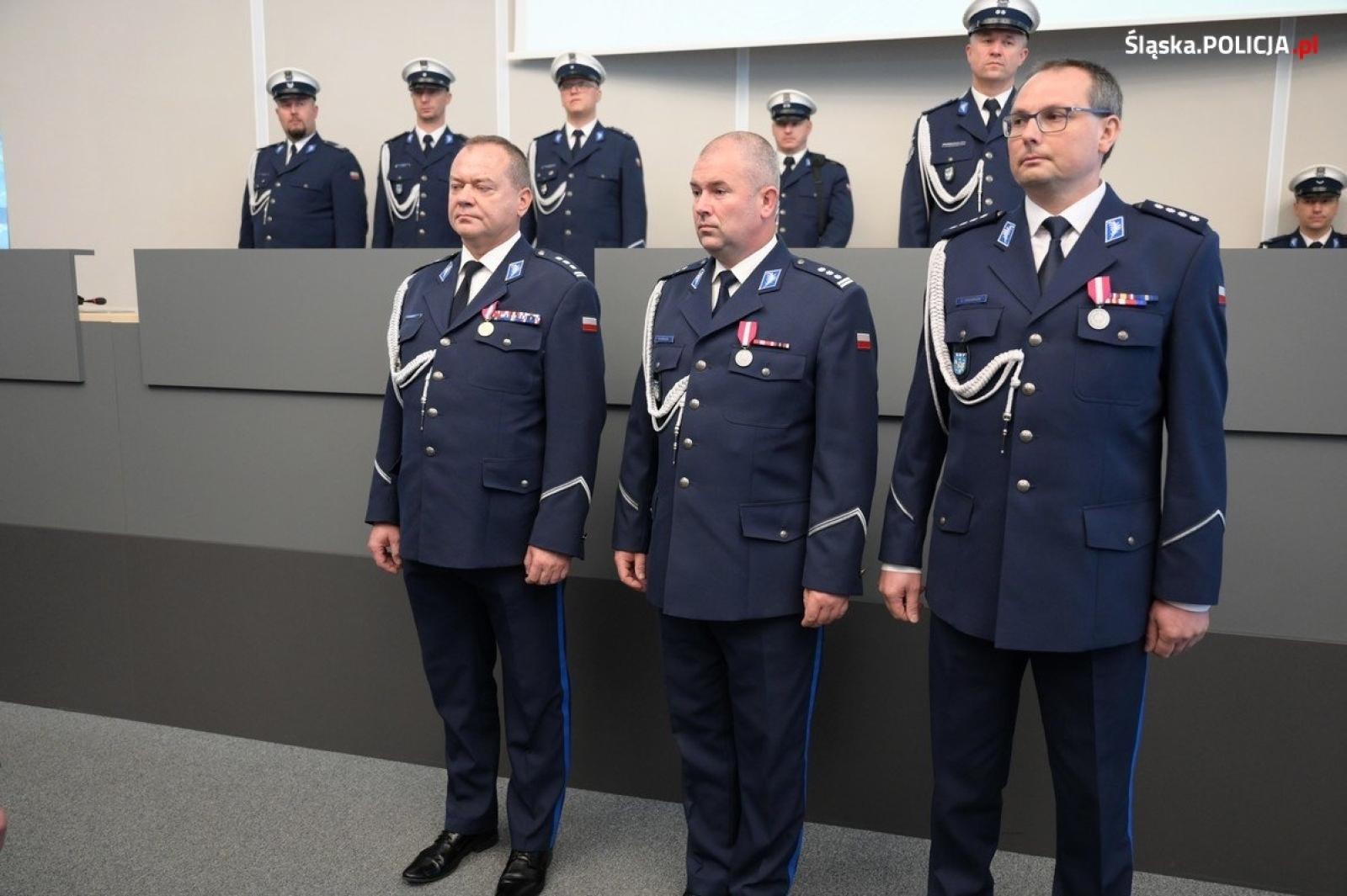 Zdjęcie w galerii na portalu naszraciborz.pl: Uroczysta zbiórka i wyróżnienia dla policjantów i pracowników wiadomości z regionu