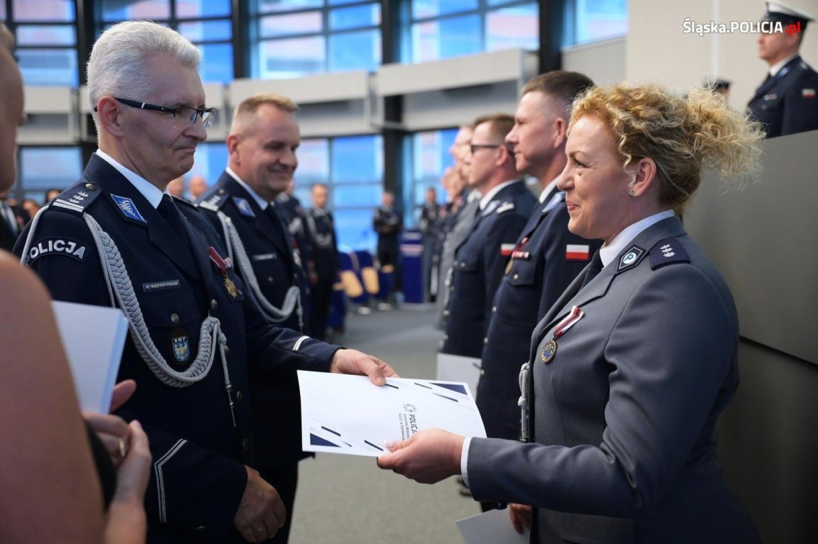 Zdjęcie w galerii na portalu naszraciborz.pl: Uroczysta zbiórka i wyróżnienia dla policjantów i pracowników wiadomości z regionu