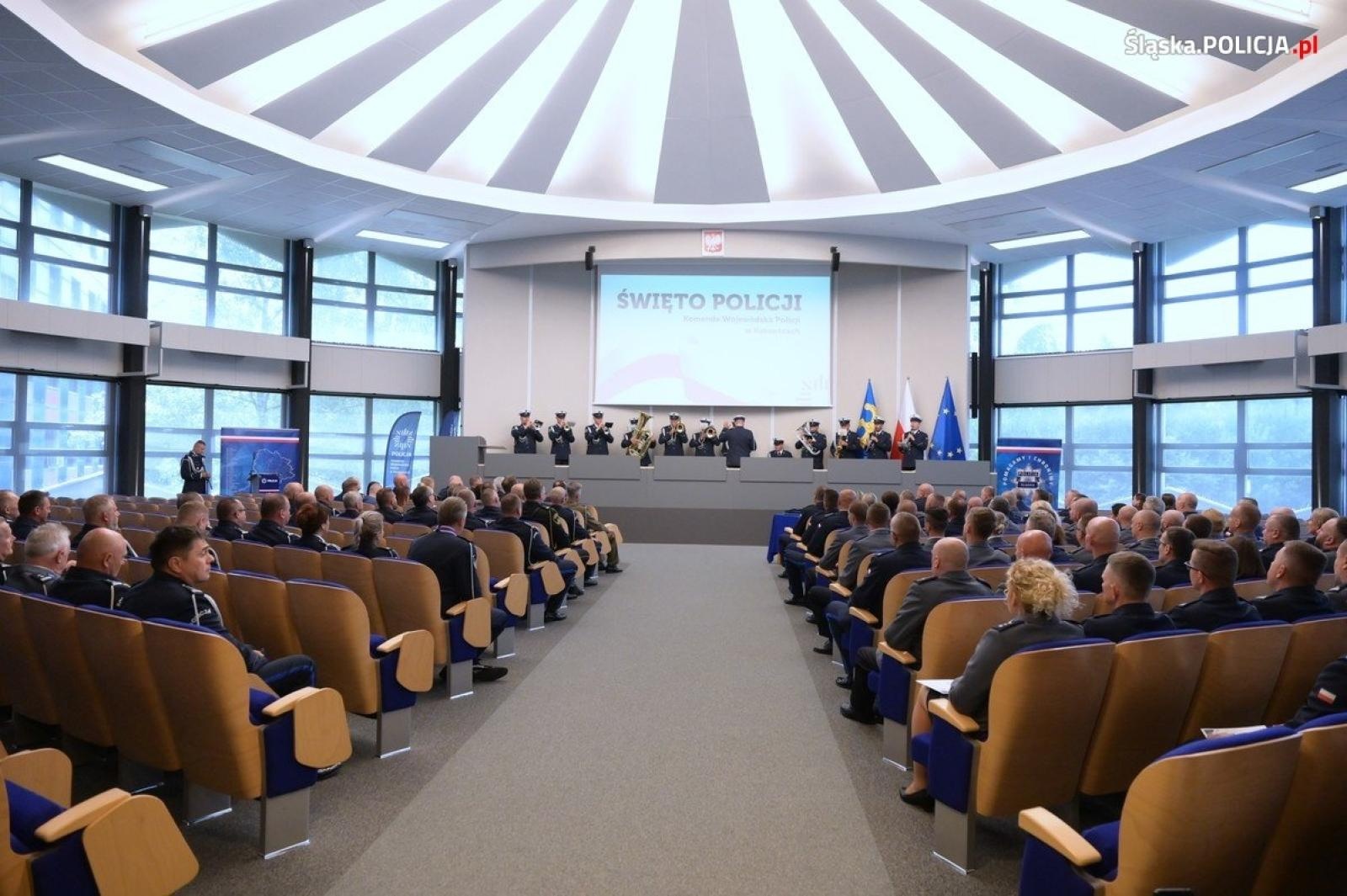 Zdjęcie w galerii na portalu naszraciborz.pl: Uroczysta zbiórka i wyróżnienia dla policjantów i pracowników wiadomości z regionu